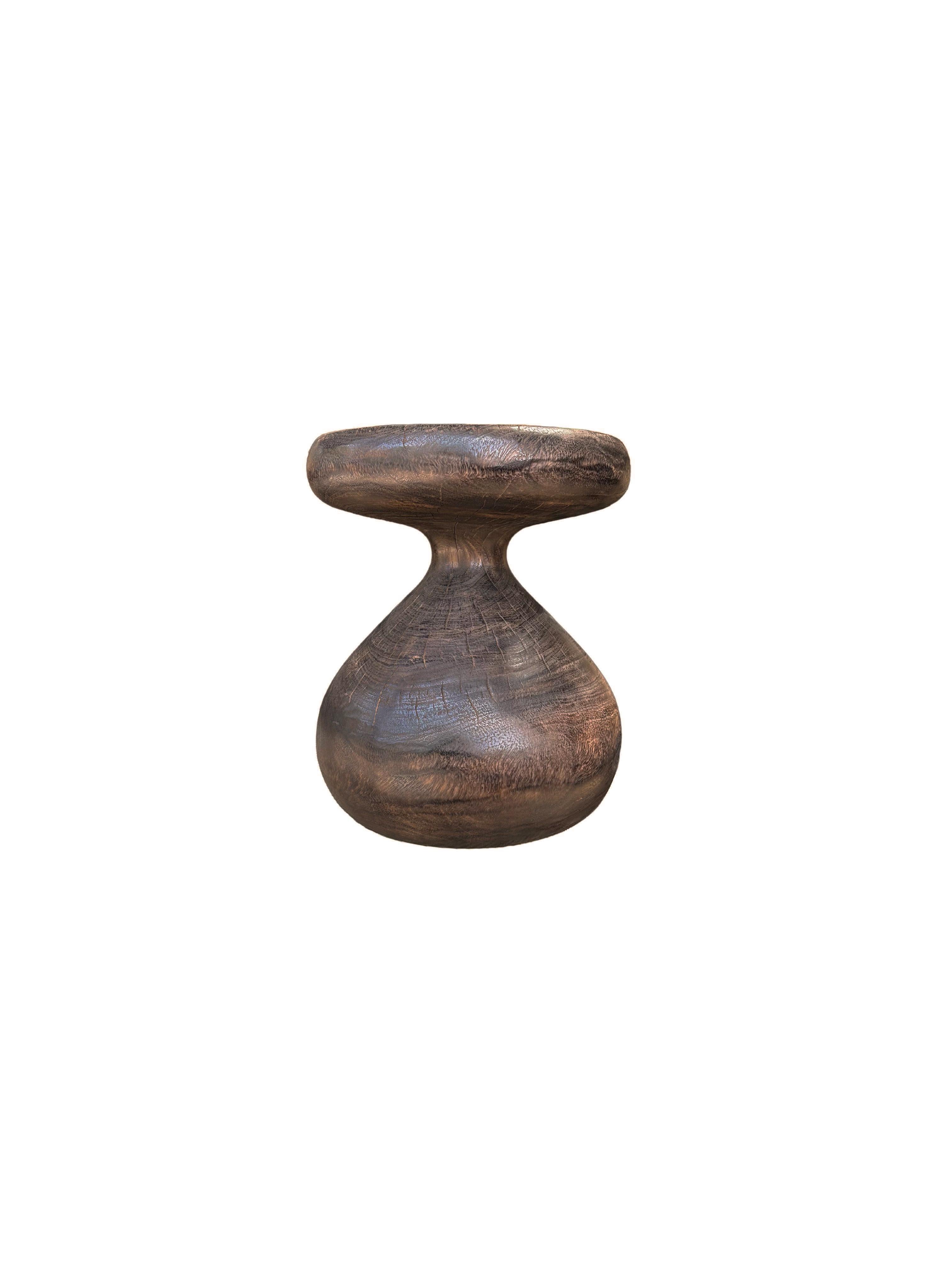 Indonésien Table d'appoint sculpturale moderne en bois de Mango massif, finition organique et expresso en vente