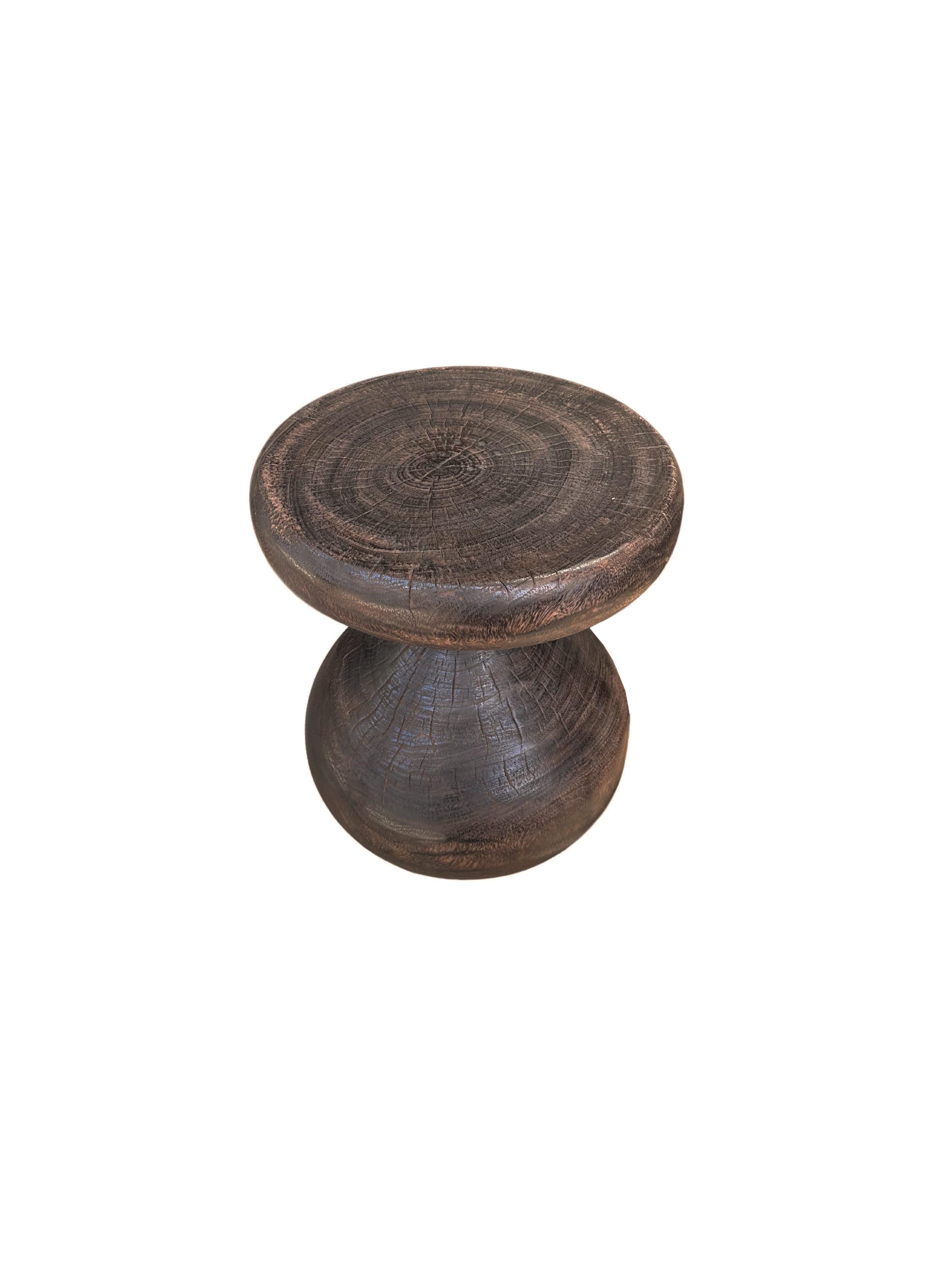 Fait main Table d'appoint sculpturale moderne en bois de Mango massif, finition organique et expresso en vente