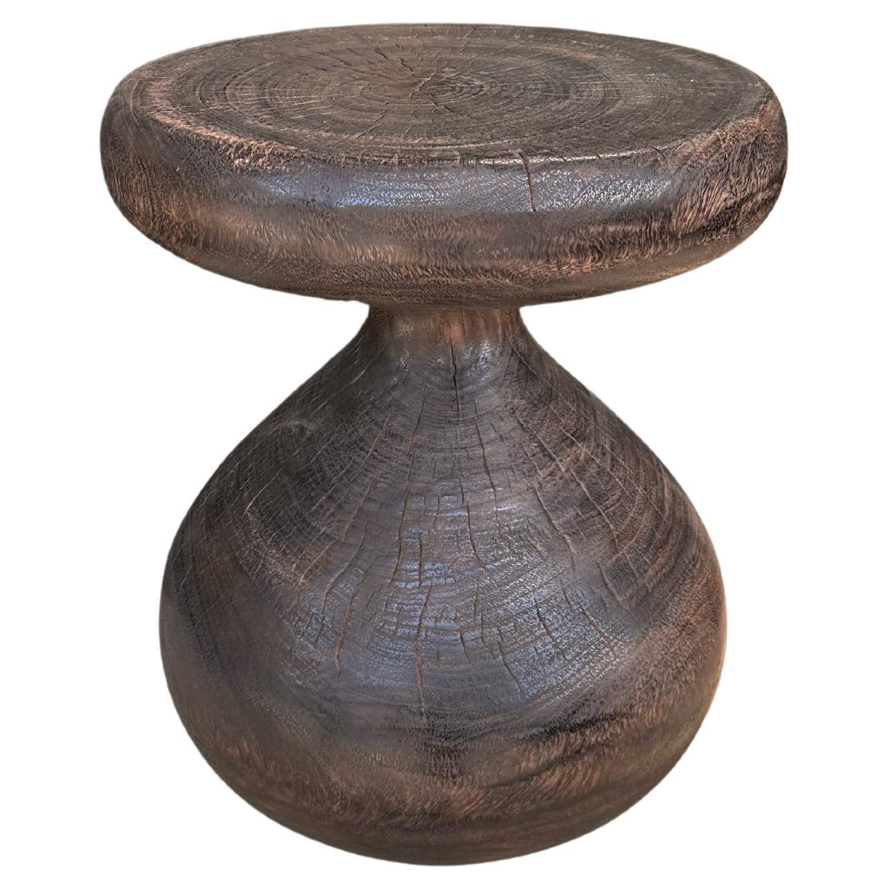 Tavolino scultoreo in legno massiccio di mango Moderno Organico, Finitura Espresso