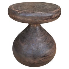 Mesa Auxiliar Escultórica de Madera Maciza de Mango Moderno Orgánico, Acabado Espresso