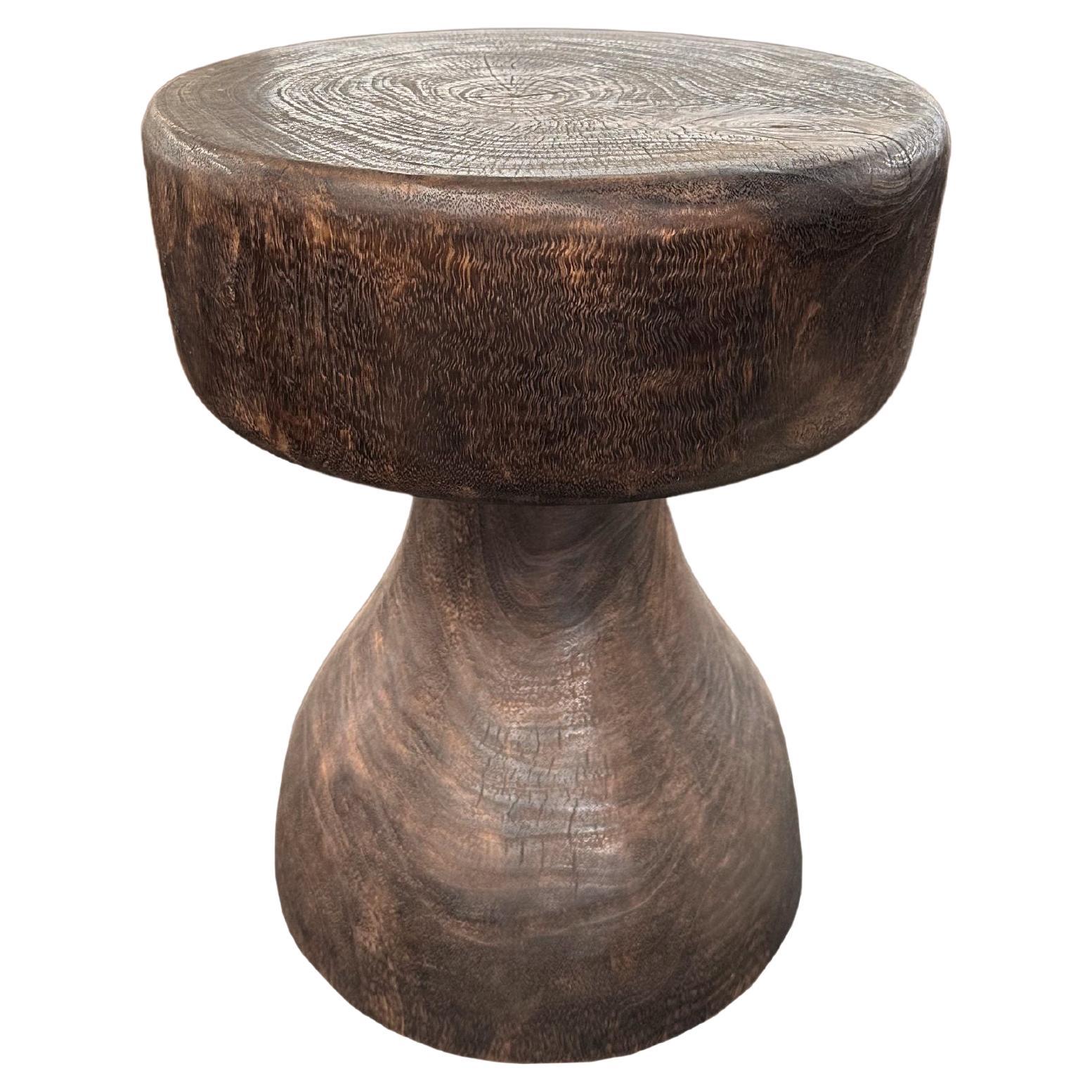 Tavolino scultoreo in legno massiccio di mango Moderno Organico, Finitura Espresso
