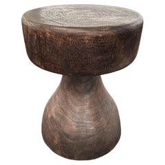 Mesa Auxiliar Escultórica de Madera Maciza de Mango Moderno Orgánico, Acabado Espresso