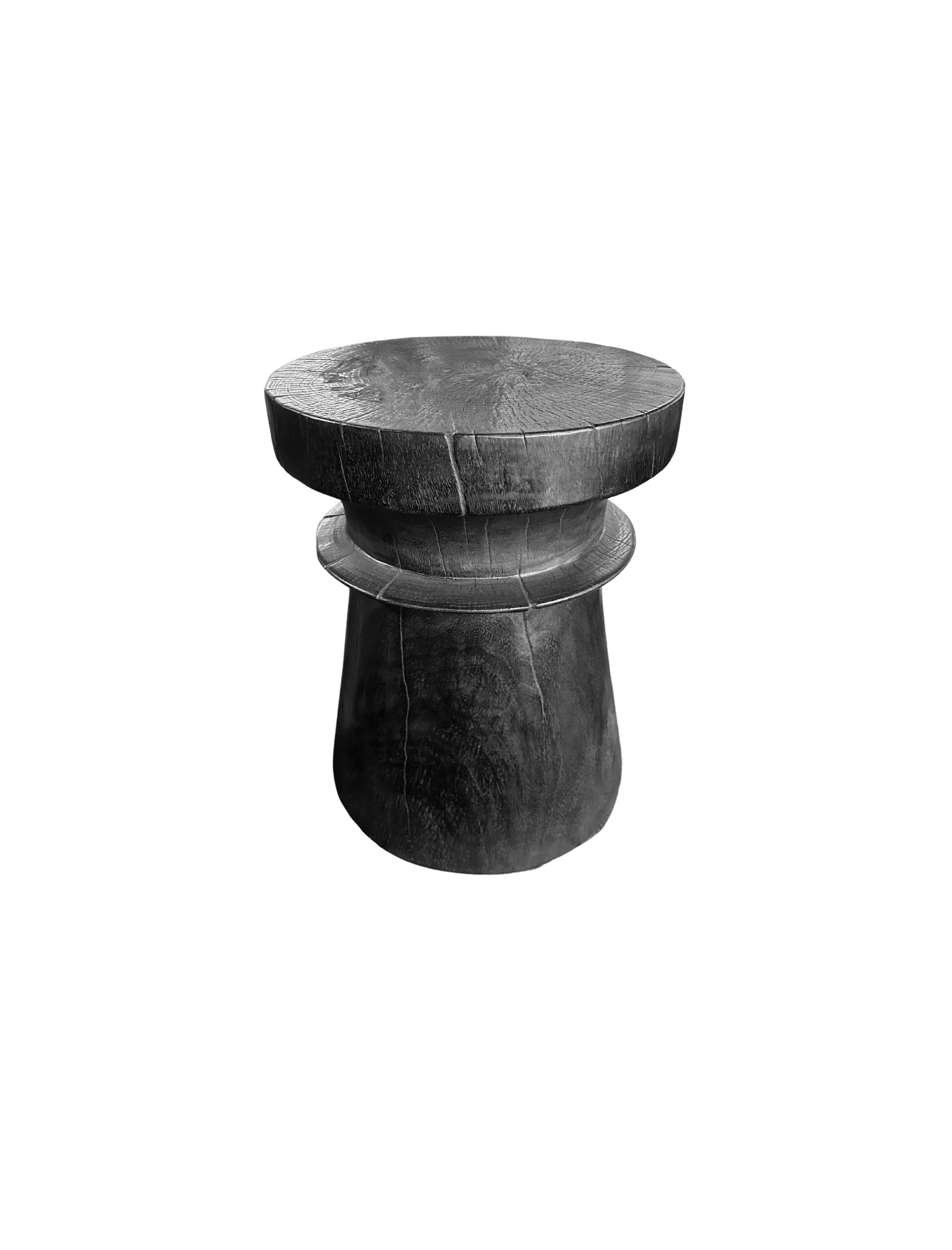 Organique Table d'appoint en bois de Mango massif avec finition organique brûlée, moderne en vente