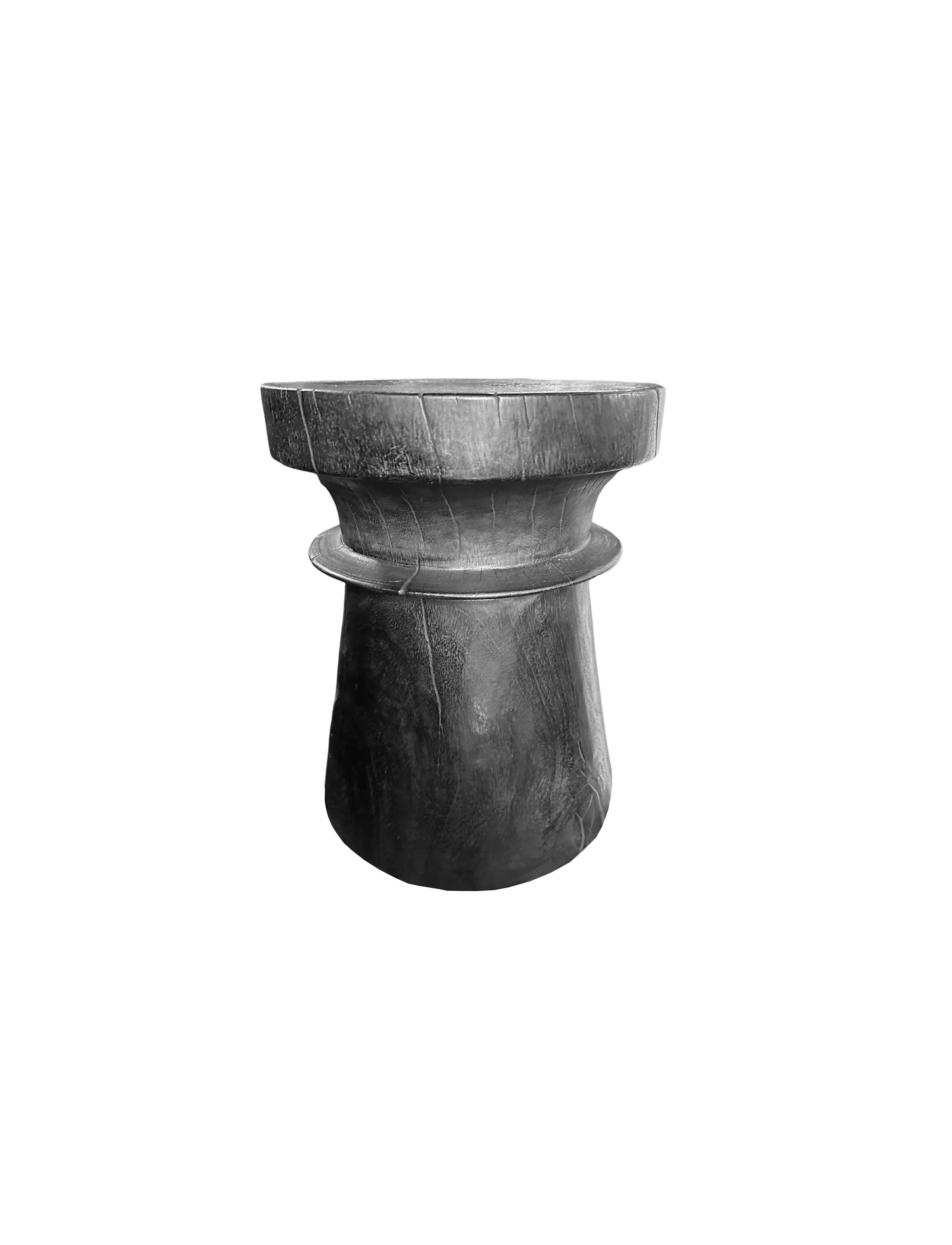 Indonésien Table d'appoint en bois de Mango massif avec finition organique brûlée, moderne en vente