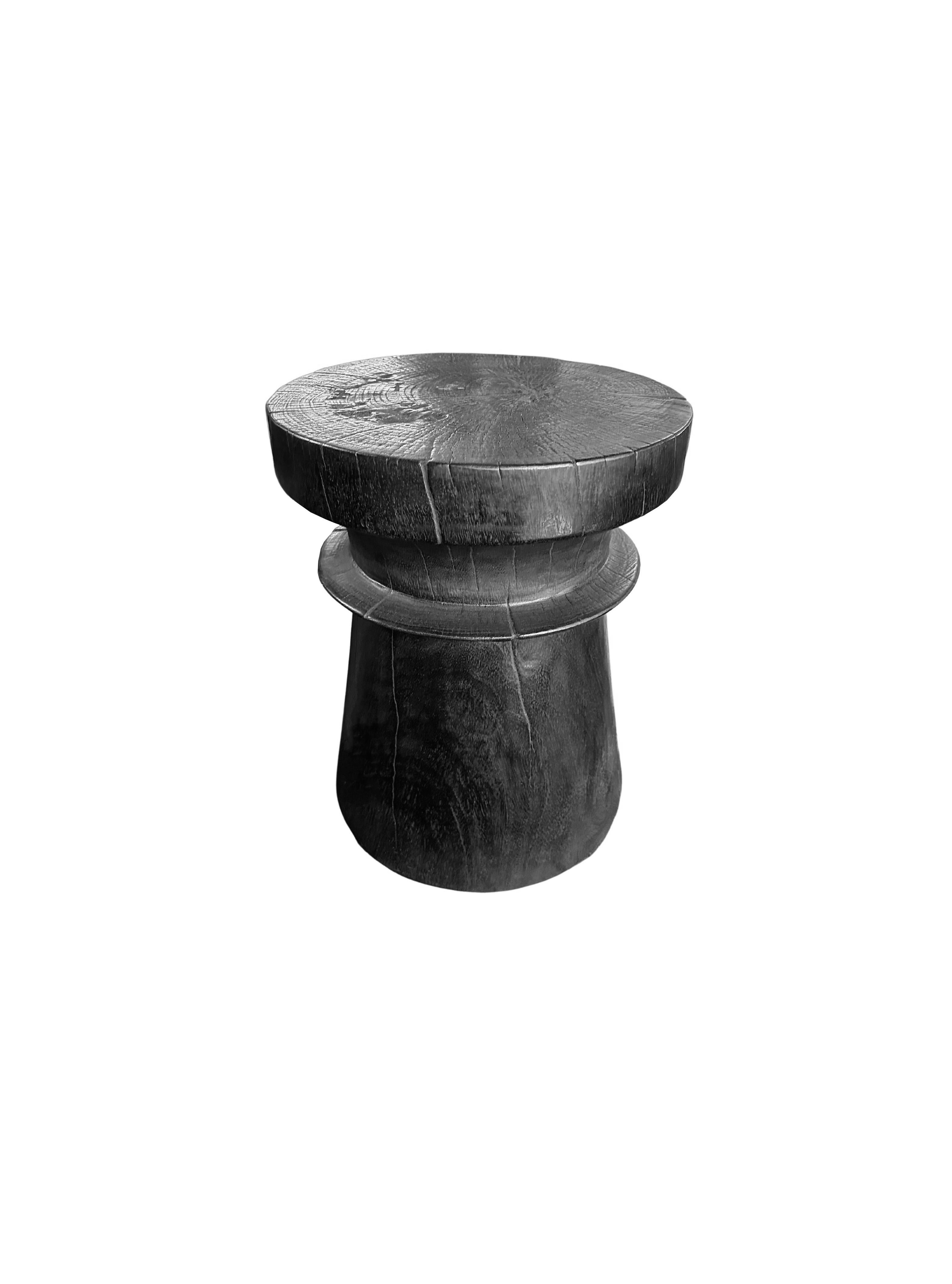 Fait main Table d'appoint en bois de Mango massif avec finition organique brûlée, moderne en vente