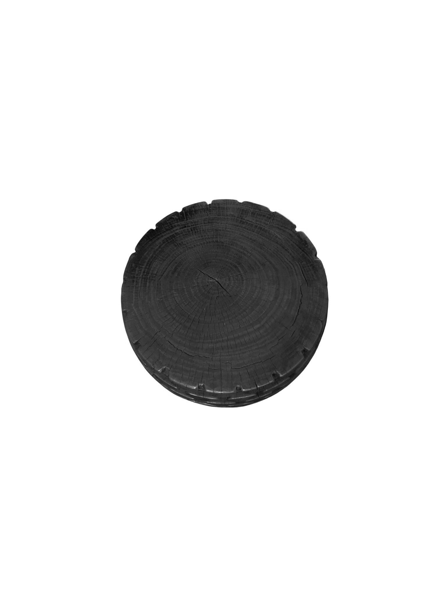 Indonésien Table en bois de Mango massif avec détails sculptés, finition organique moderne, brûlée en vente