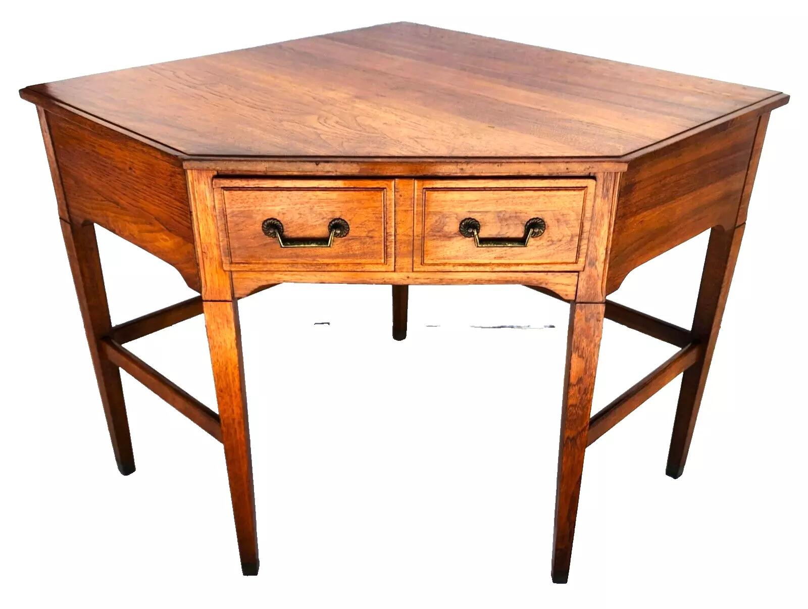 Für die vollständige Artikelbeschreibung klicken Sie auf READ MORE unten. 

Angebot einer unserer jüngsten Palm Beach Estate Fine Furniture Acquisitions of A
SPAINHOUR Schreibtisch aus massivem Ahornholz Ecktisch 1960er Jahre

Ungefähre Maße in
