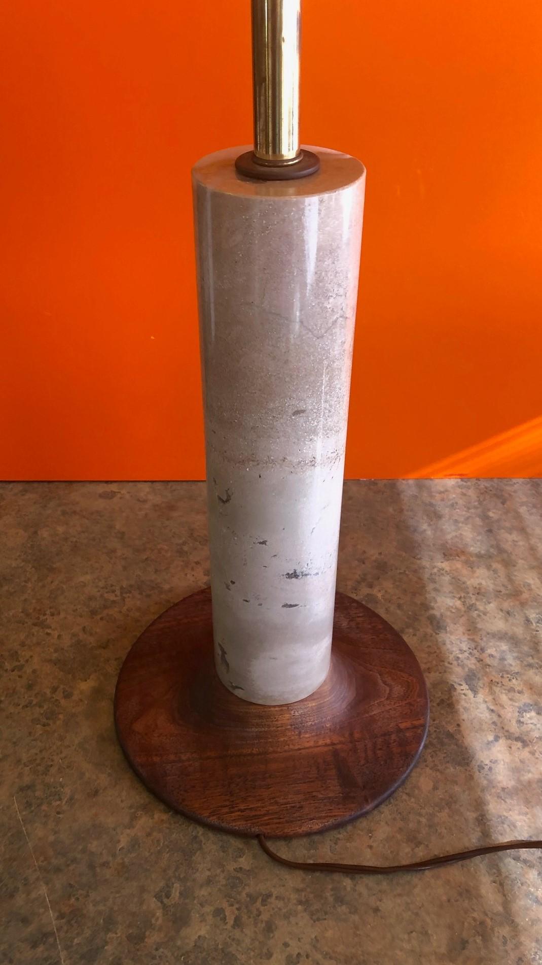 Lampe de table à colonne en marbre massif et teck Bon état - En vente à San Diego, CA