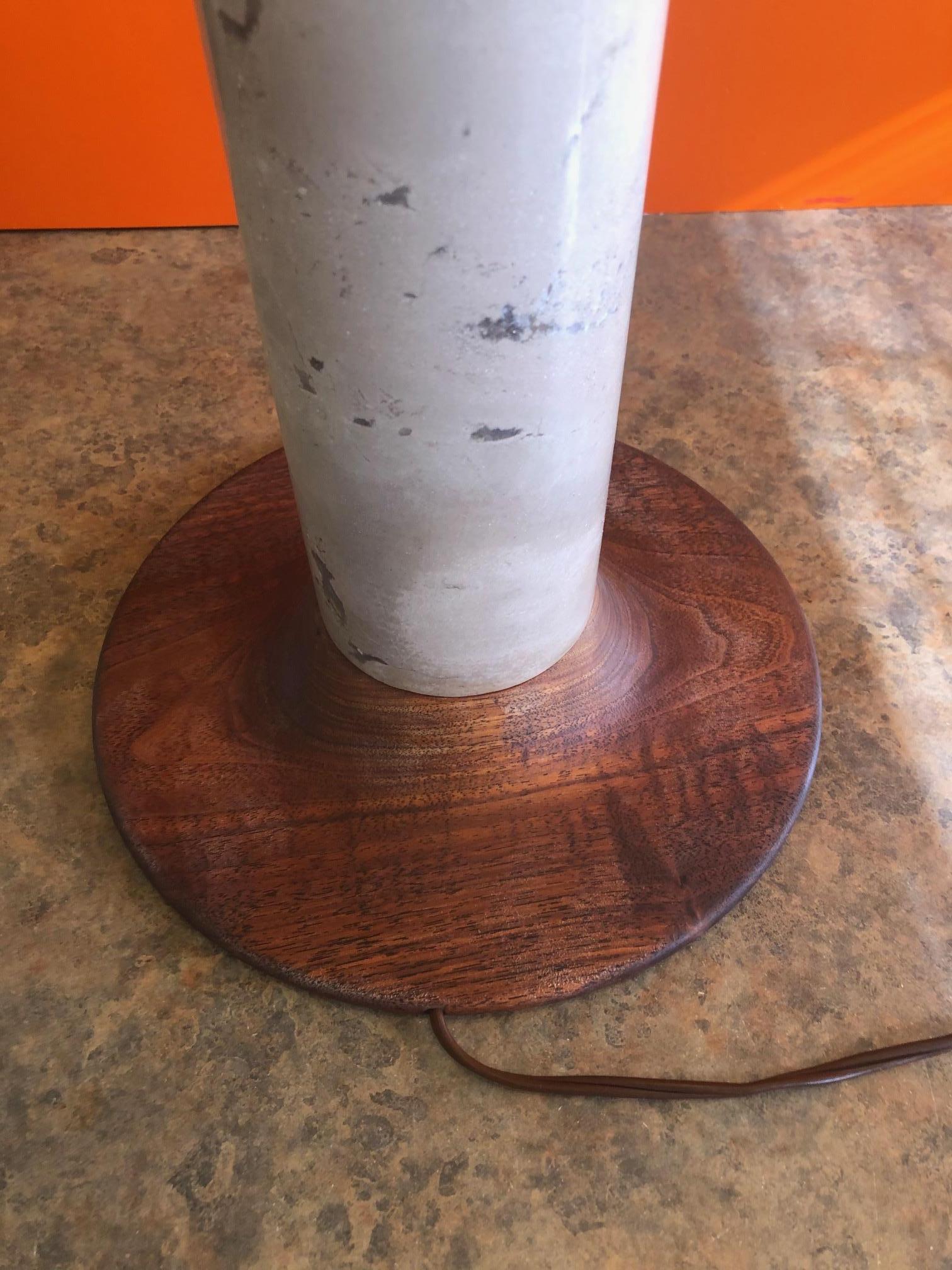 Lampe de table à colonne en marbre massif et teck en vente 1