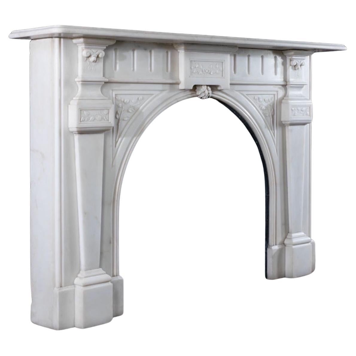 Cette cheminée de style victorien arquée en marbre massif présente un design intemporel, parfait pour ajouter un charme classique à n'importe quel environnement. L'ouverture légèrement arquée est complétée par des lignes épurées et élégantes et des