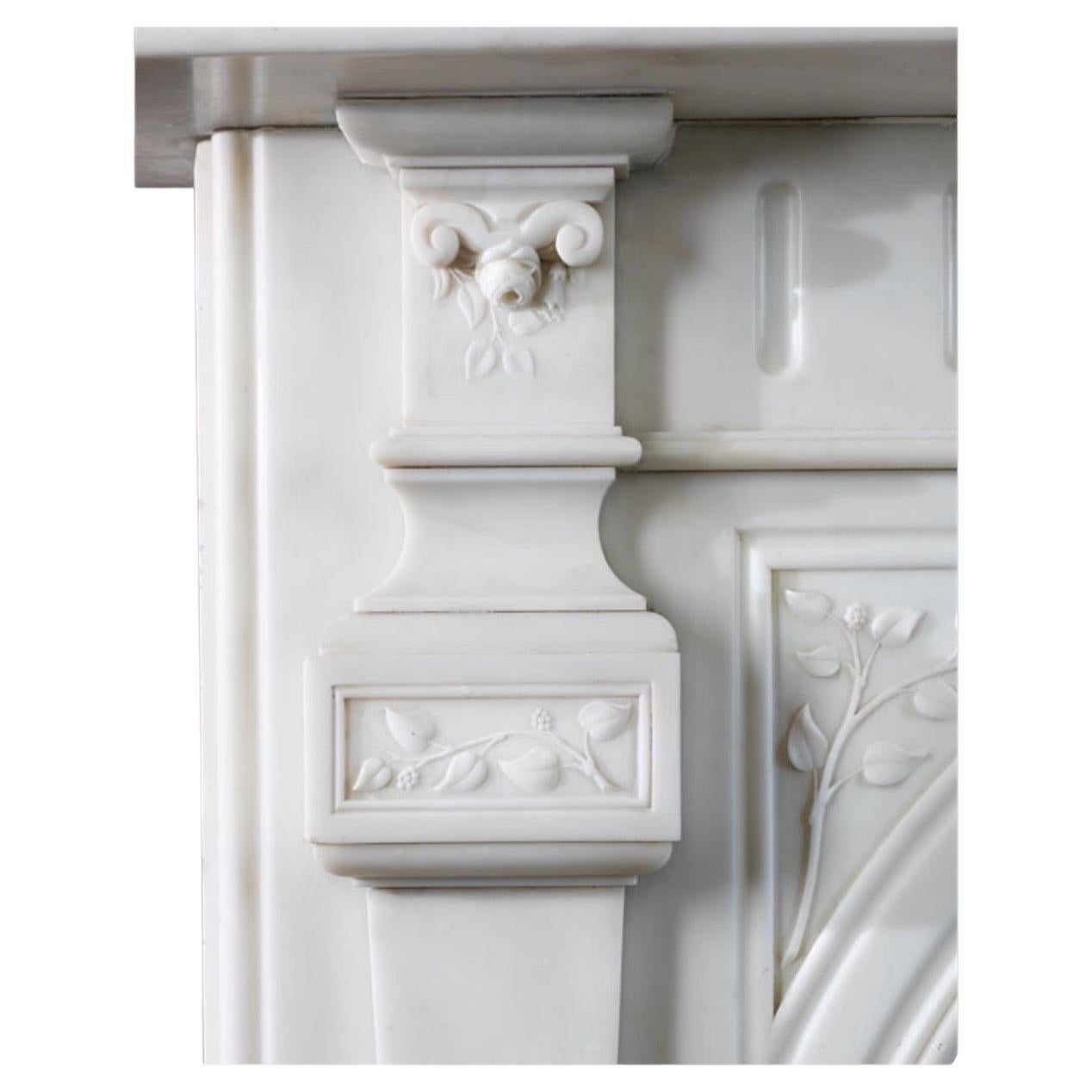 Sculpté à la main Cheminée voûtée de style victorien en marbre massif en vente