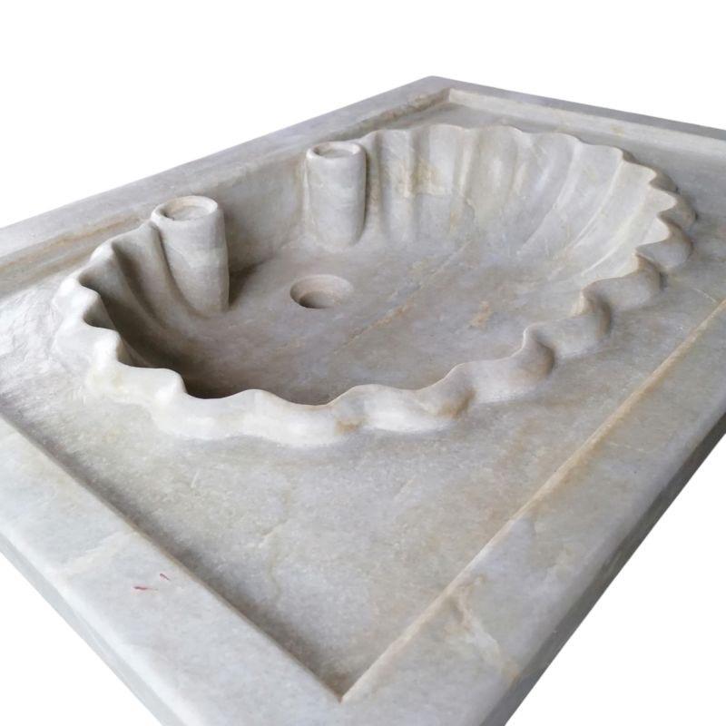 Evier classique en marbre Cuvette
La coquille est sculptée à la main et intégrée dans un bloc de marbre carré. 

20ème siècle 

30