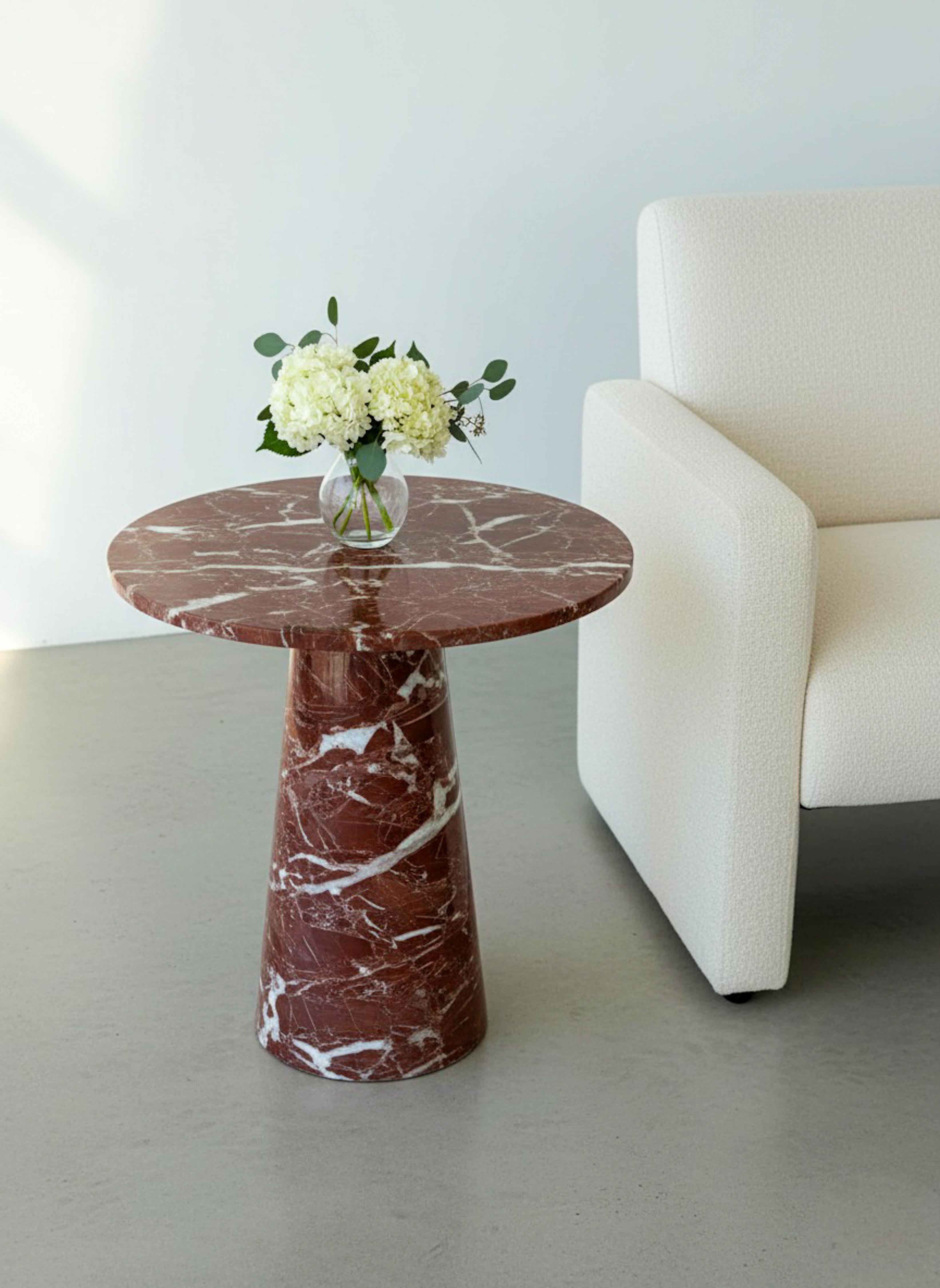 Dieser Couchtisch aus Rosso Levanto-Marmor ist ein Statement in Galeriequalität, das die Essenz italienischer Kunstfertigkeit und zeitlosen modernen Designs einfängt. Der aus den historischen Steinbrüchen Italiens stammende Marmor Rosso Levanto ist