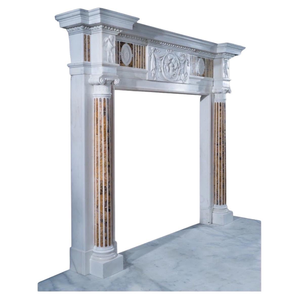 Dieser Kamin aus massivem Marmor im georgianischen Stil verkörpert klassische georgianische Eleganz, handgeschnitzt mit raffinierten Details und Proportionen. Die zentrale rechteckige Tafel zeigt eine charmante Szene mit drei Putten, von denen eine