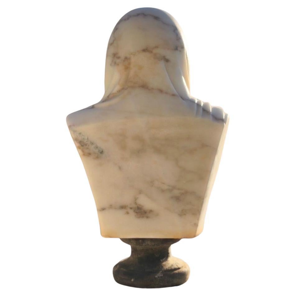 Magnifique buste Vanitas en marbre massif, datant de la fin du XXe siècle, acquis auprès d'un antiquaire estimé en Italie. Cette pièce évocatrice capture l'essence du symbolisme classique de la mortalité, avec des détails complexes et un