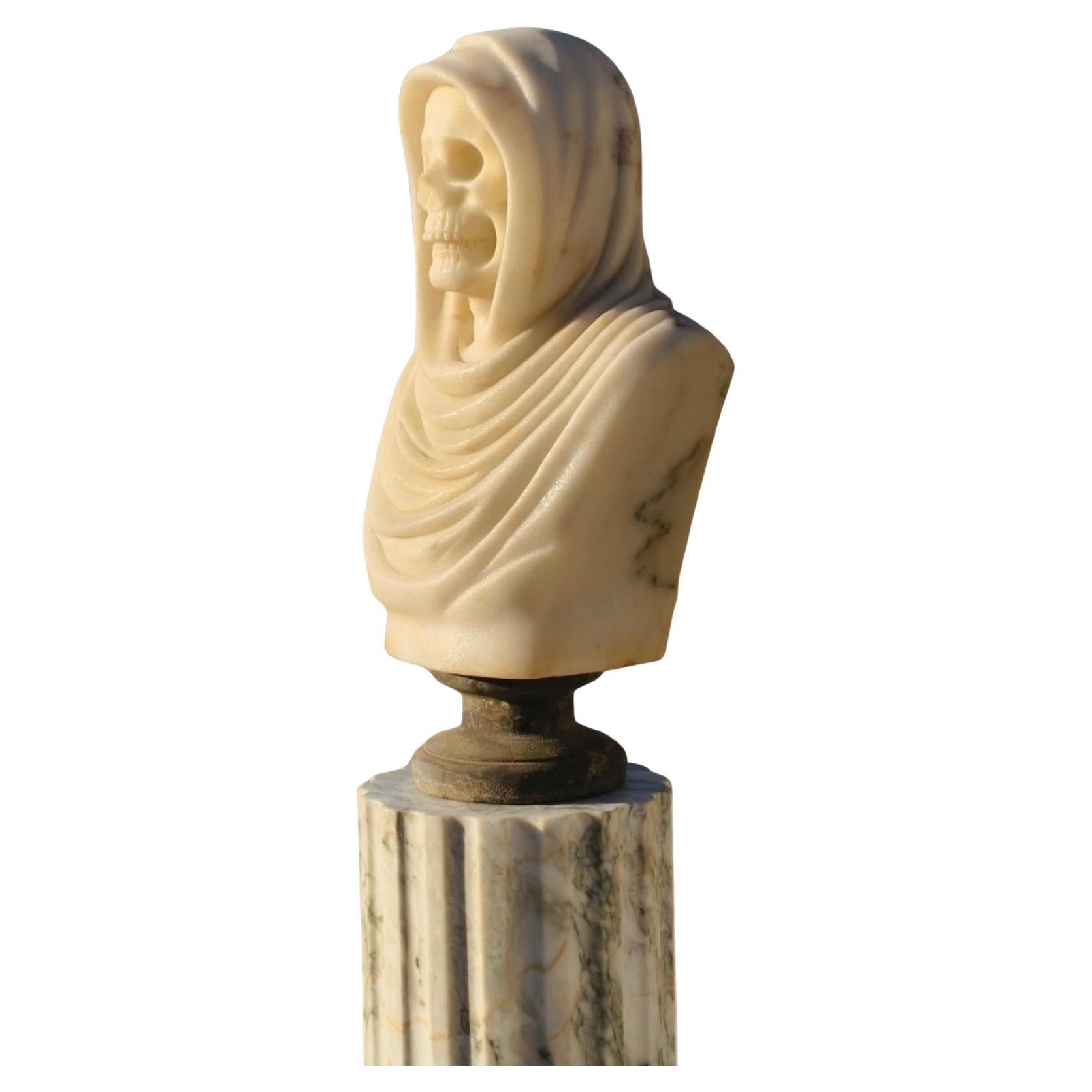Européen Sculpture de buste Vanitas en marbre massif en vente