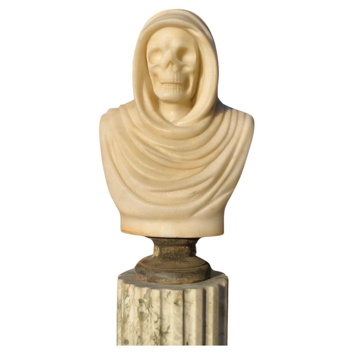 Sculpté à la main Sculpture de buste Vanitas en marbre massif en vente
