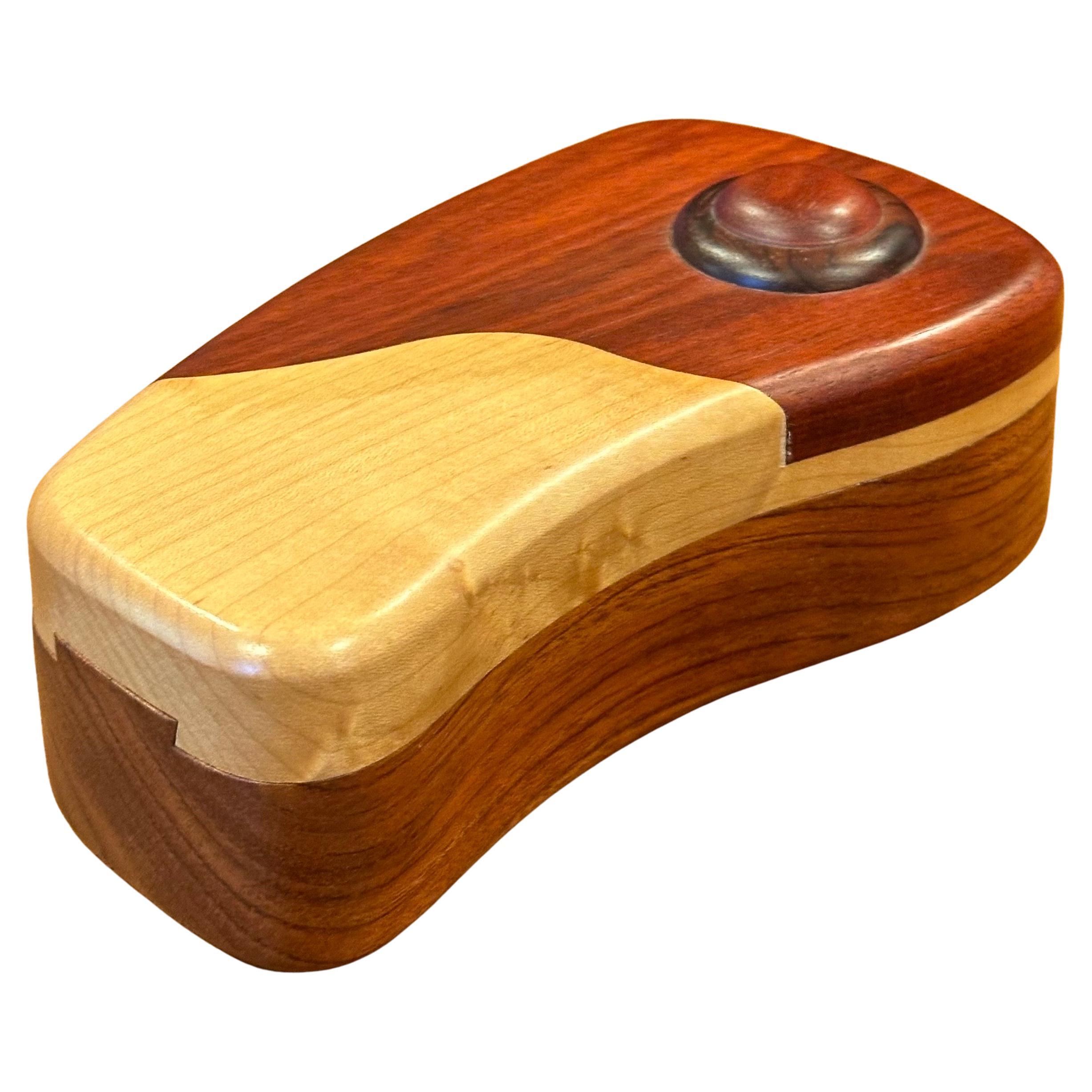 Una divertente scatola per puzzle in legno massiccio misto con doppia chiusura a gravità, circa 1999. Il pezzo è in ottime condizioni vintage e misura 6