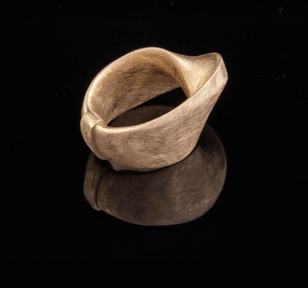 Contemporain Or jaune 18 carats. Bague Mobus massif, bague contemporaine en vente