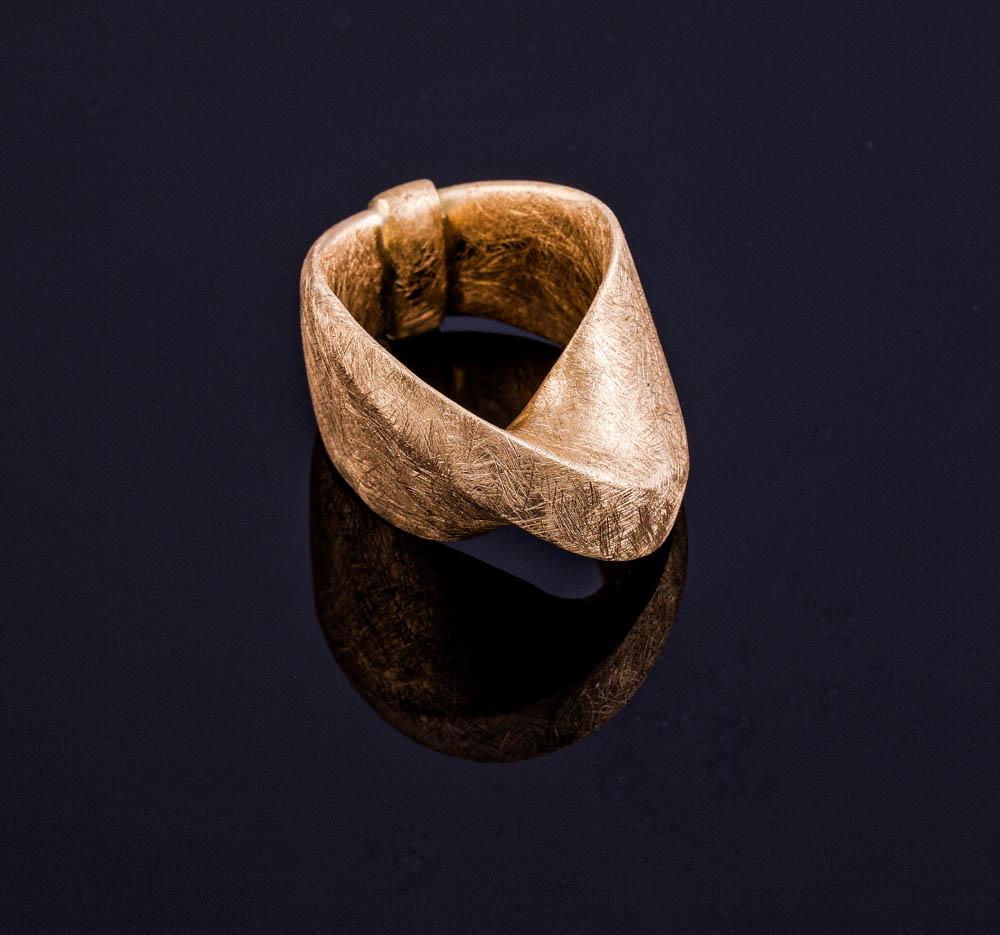 18 Karat Yellow Gold. Solid Mobus Ring, Contemporary Ring  For Sale 1