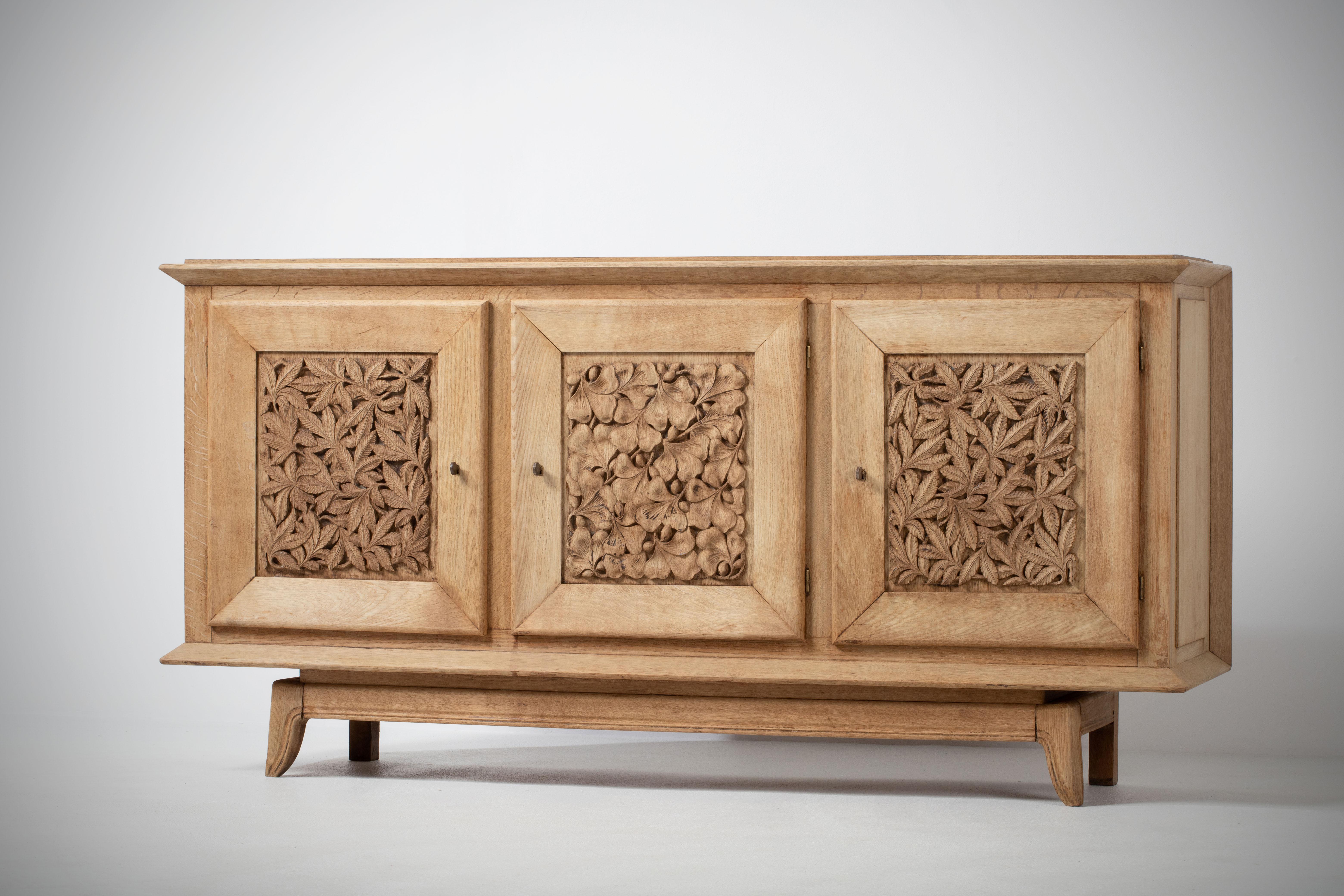Solid Natural Handcarved Oak Credenza, France, 1940s In Good Condition For Sale In Wiesbaden, DE