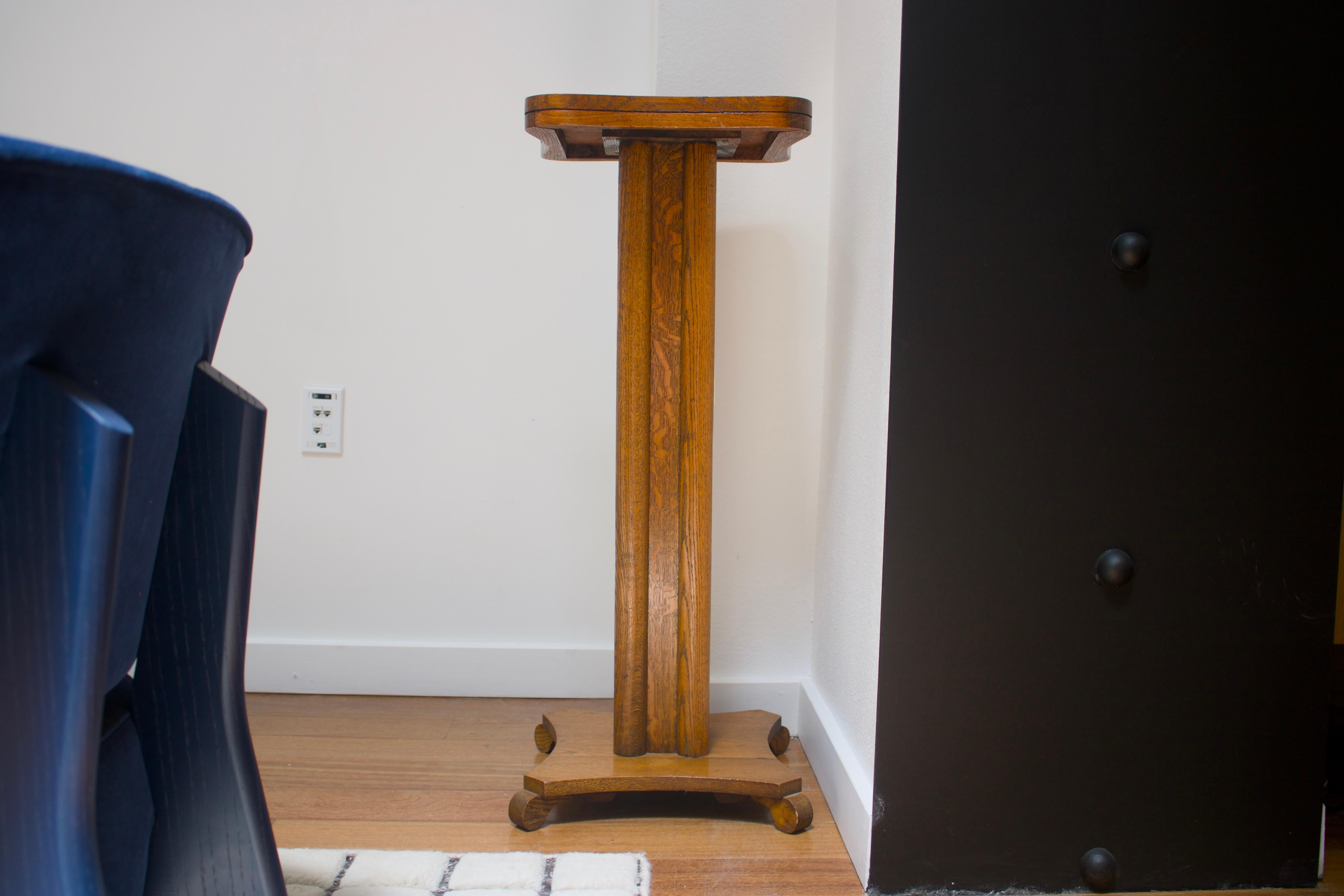 Solid natural oak pedestal, 20th century In Good Condition For Sale In San Francisco, US