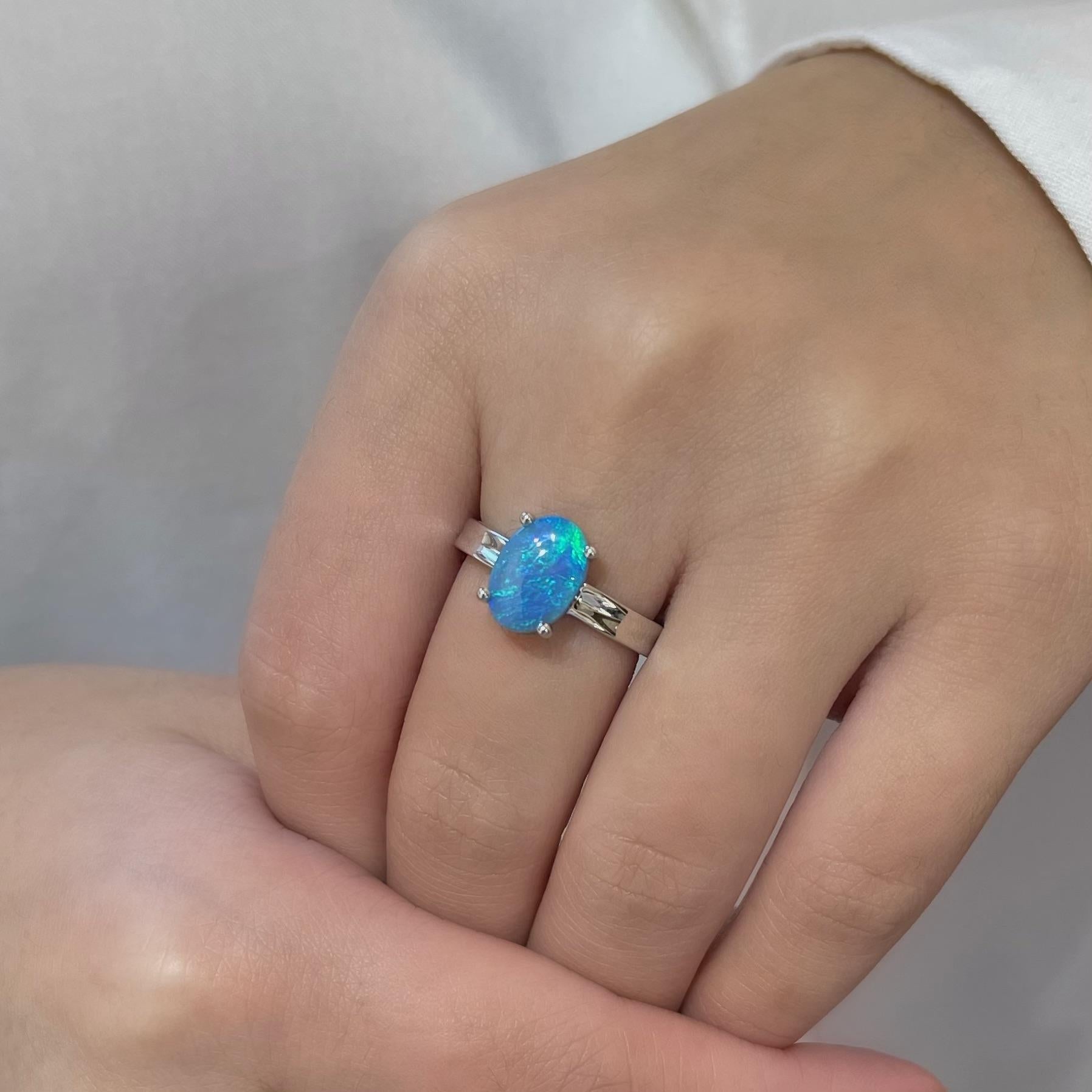 The ‘Florence’ opal ring features a simple and elegant design. Masterfully crafted in our elegant 18k white gold, the impeccable black opal (2.16ct) has a vivid play of colour. The blue-green hues reflects the beauty of its gemstone, ethically