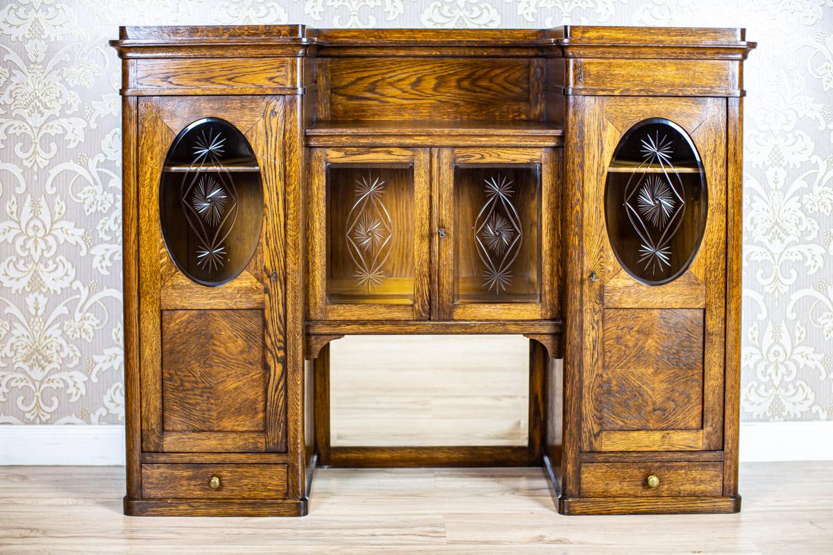 Solid Oak Add-On Unit, circa 1920

We present you an upper section of a buffet from first quarer of the 20th century.
It is made of solid oak wood, with glazed leaves.
The glass is crystal and hand-cut.

This piece of furniture is in original,