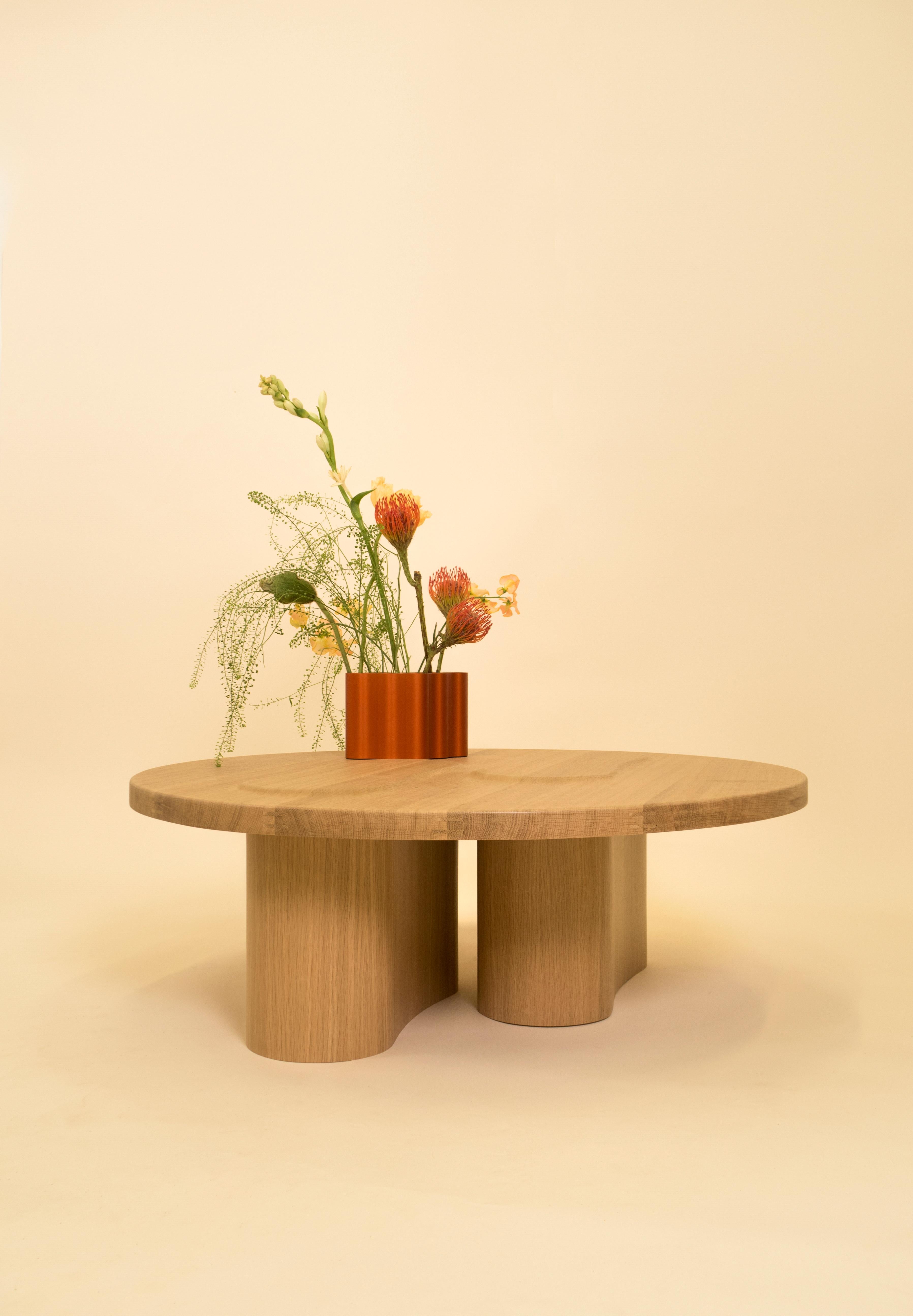 Table basse en chêne massif et placage de Helder Barbosa
MATERIAL : Chêne, placage
Dimensions : D 94 x H 31 cm

Vase 