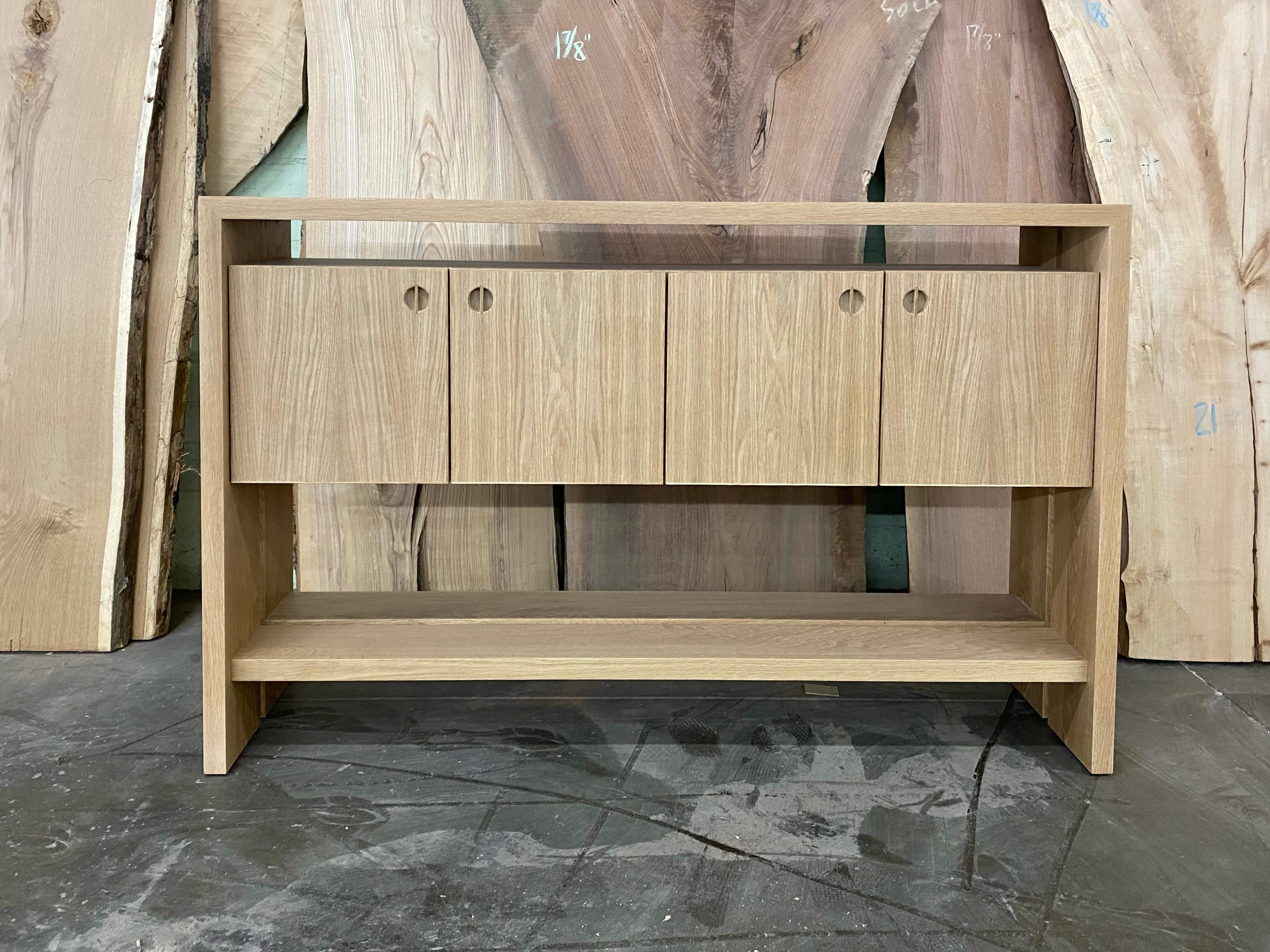 Minimalismo Armadio Jameson in Oak e Noce massiccio di Lynnea Jean in vendita