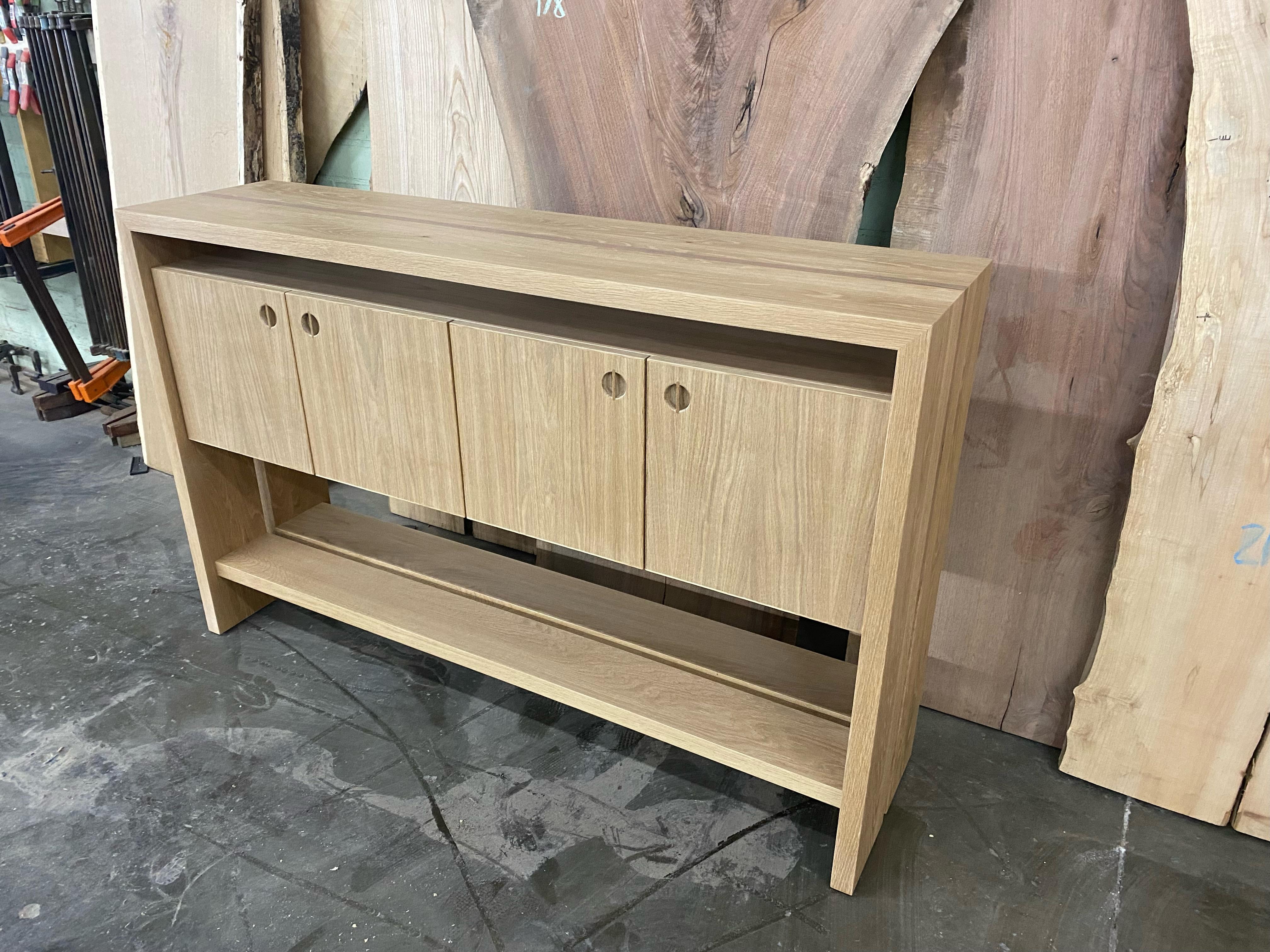 Americano Armadio Jameson in Oak e Noce massiccio di Lynnea Jean in vendita