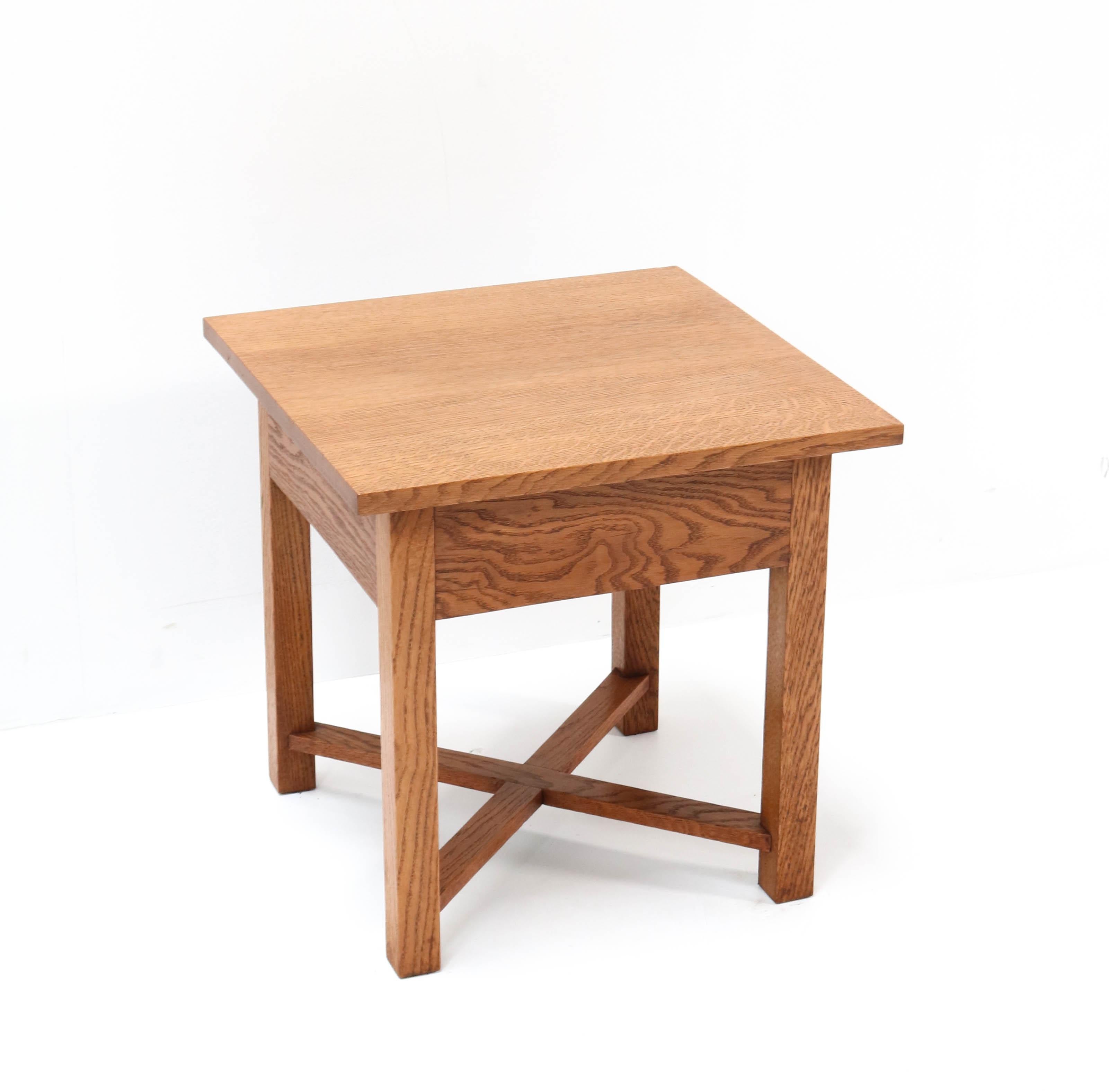 Magnificent and ultra rare Art Deco Haagse School side table.
Design by Cor Alons.
Striking Dutch design from the 1920s.
This wonderful and iconic solid oak side table was designed for a small villa designed
by the famous Dutch architects Jan