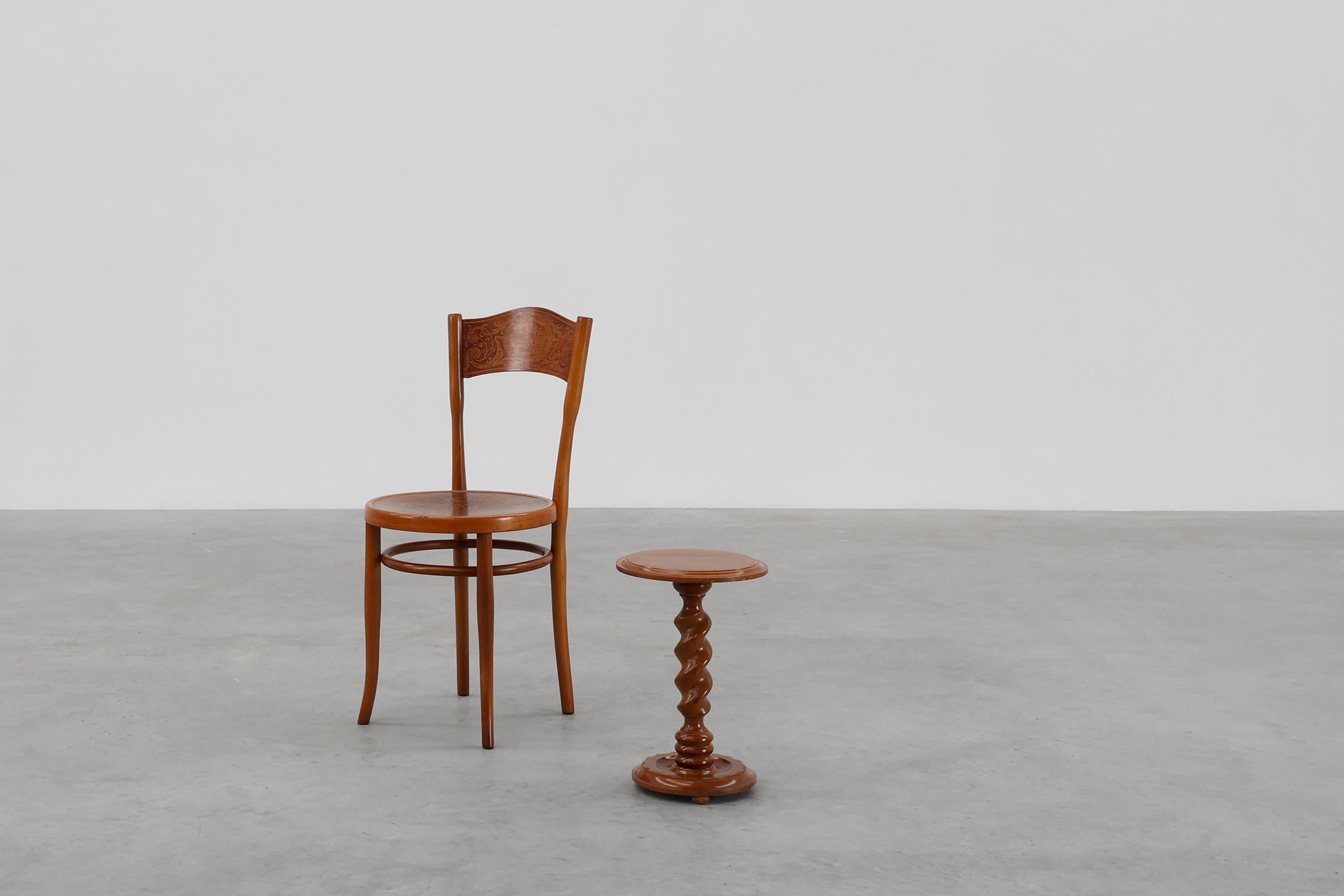 France / 1940 / table d'appoint / bois / Art Déco

Petite table d'appoint Art Déco avec pied tourné, base ronde et plateau rond en bois de chêne massif. Cette table a été fabriquée en France dans les années 1940. La finition naturelle met en valeur