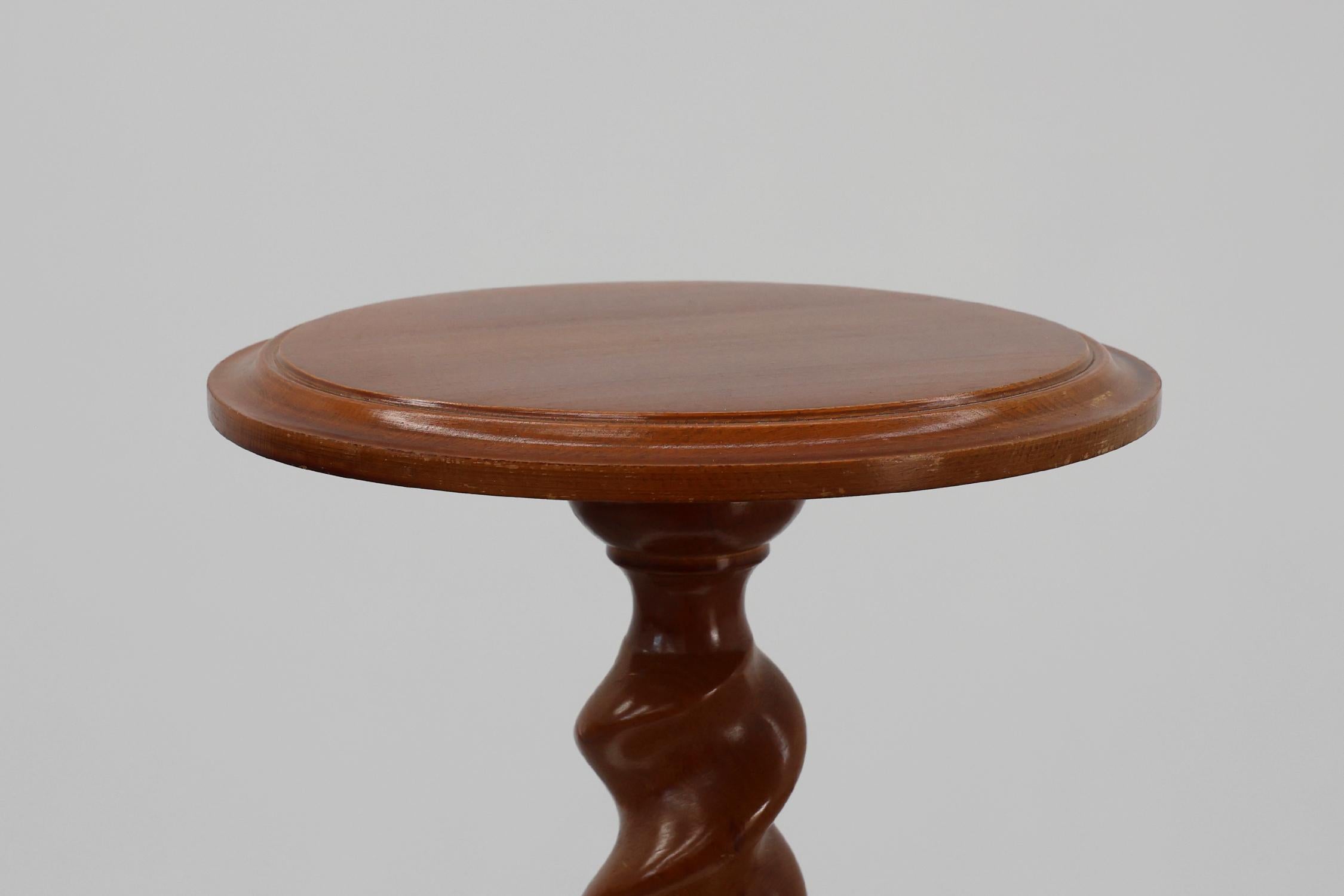 Art déco Table d'appoint ou piédestal Art Déco en chêne massif avec base torsadée, France années 1940 en vente
