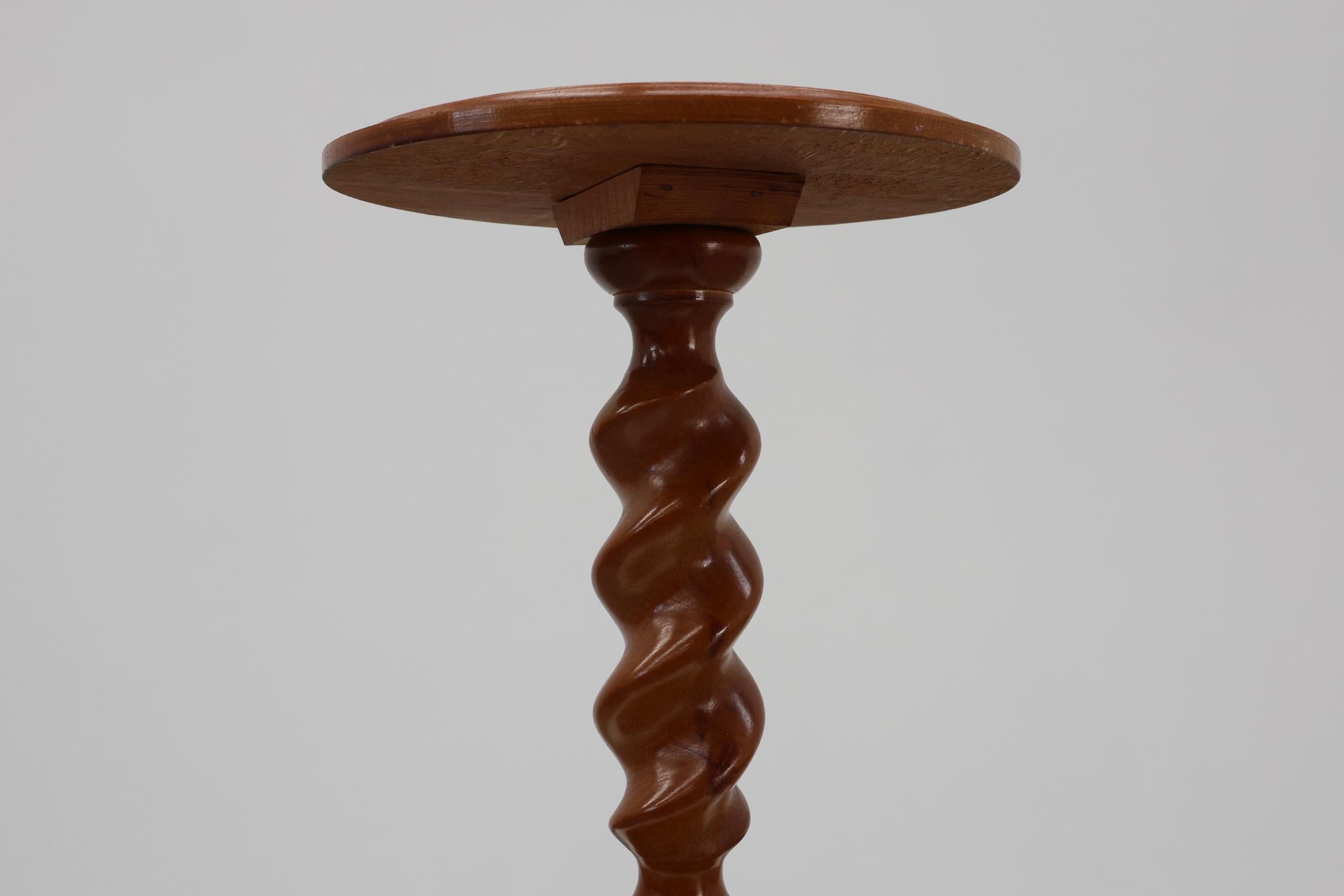 Français Table d'appoint ou piédestal Art Déco en chêne massif avec base torsadée, France années 1940 en vente