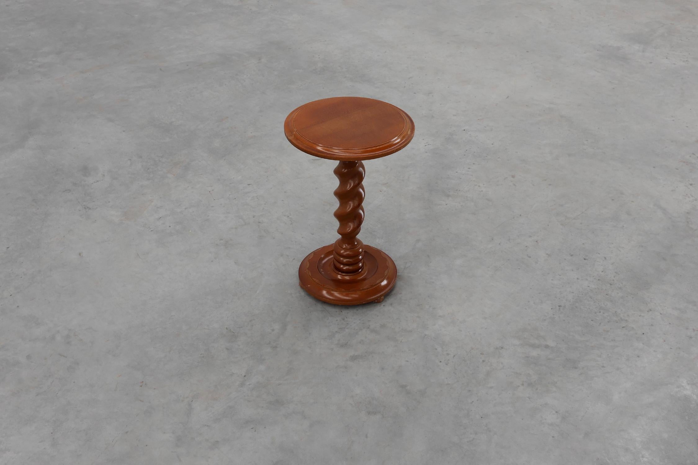 Table d'appoint ou piédestal Art Déco en chêne massif avec base torsadée, France années 1940 Bon état - En vente à Meulebeke, BE