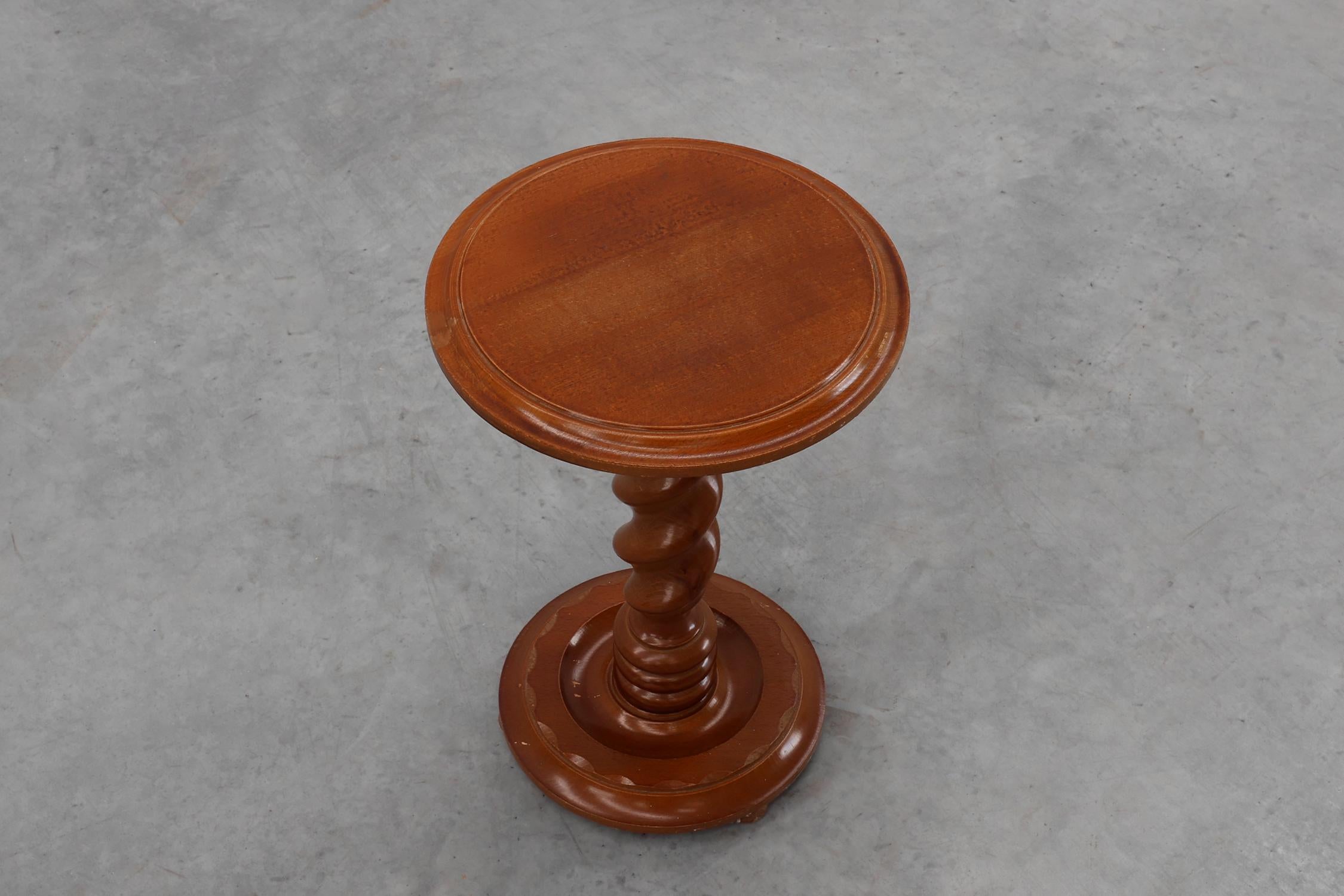 Milieu du XXe siècle Table d'appoint ou piédestal Art Déco en chêne massif avec base torsadée, France années 1940 en vente