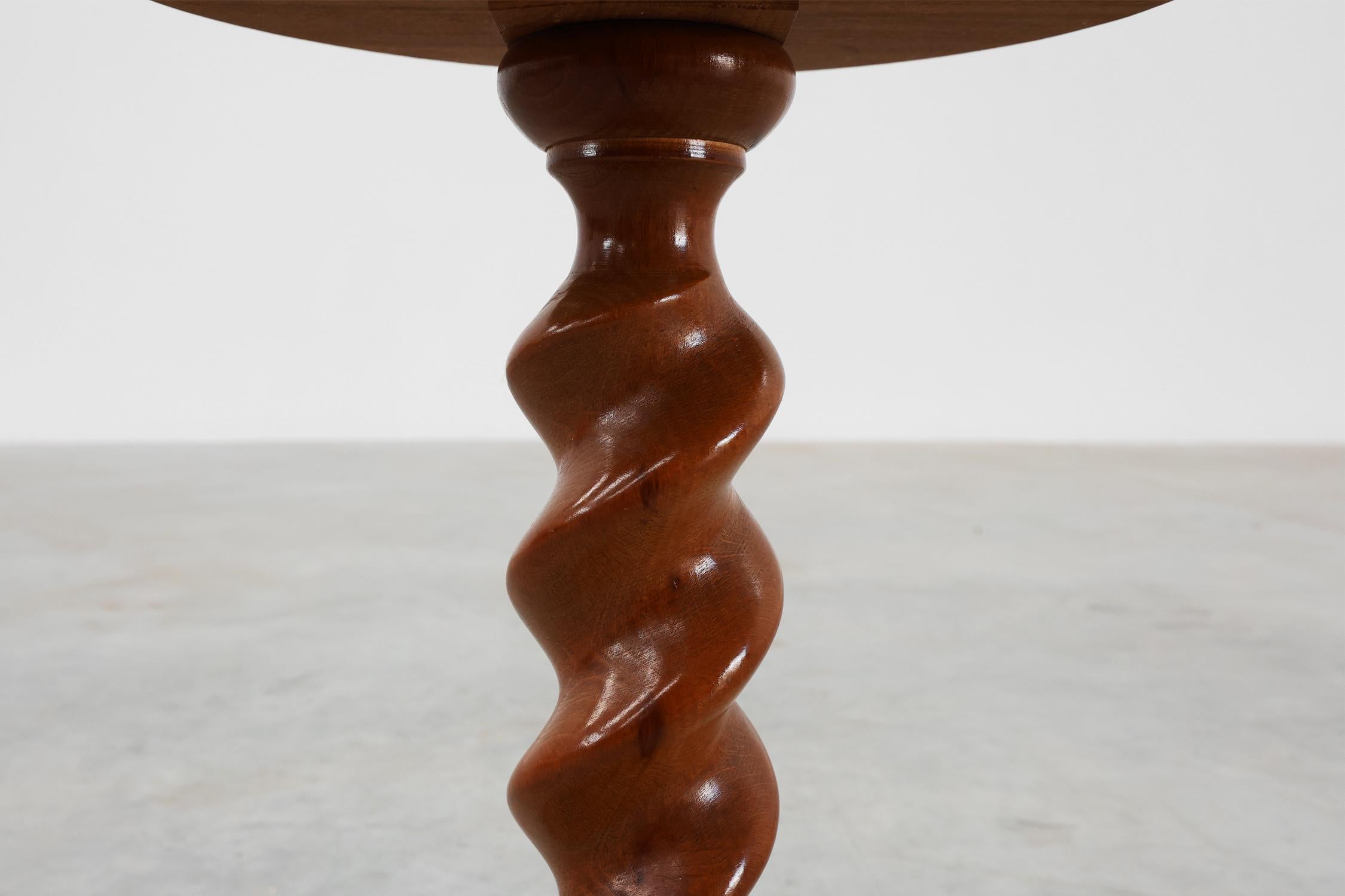 Bois Table d'appoint ou piédestal Art Déco en chêne massif avec base torsadée, France années 1940 en vente