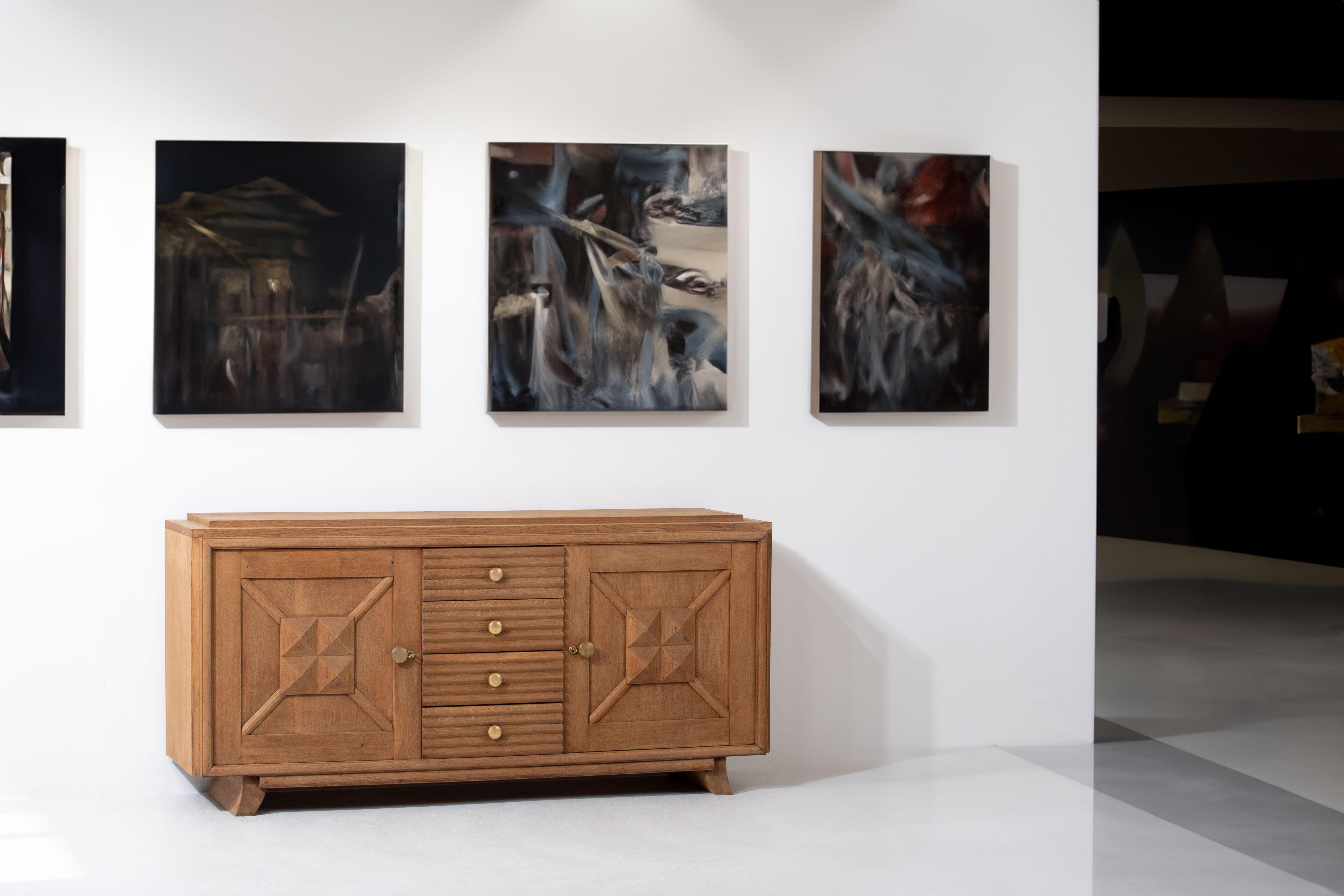Voici un buffet exquis en chêne de France, fabriqué dans les années 1940. Cette pièce étonnante incarne l'élégance intemporelle et le design fonctionnel, ce qui en fait un ajout captivant à tout intérieur.

Avec quatre tiroirs centraux et deux