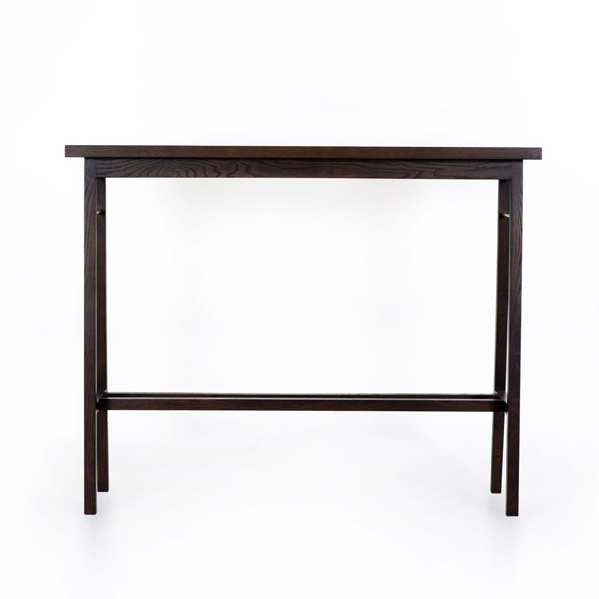 La Mesa de bar PI de roble macizo es un mueble único fabricado con madera de roble macizo en bruto y detallado con un enfoque de diseño moderno. Realzada con detalles cromados, esta mesa de bar bistro de roble combina elegancia y durabilidad. Con su