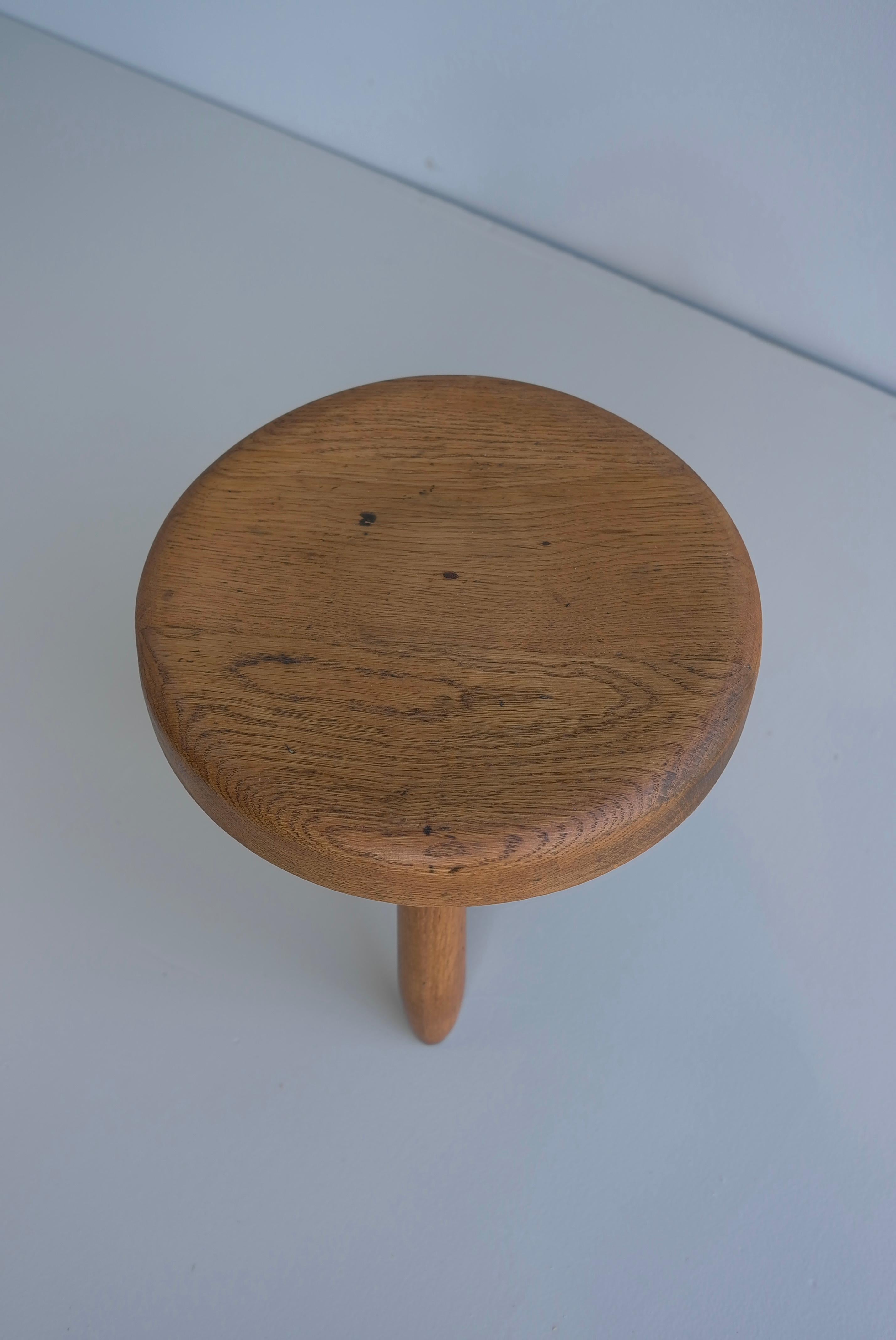 Taburete ' Berger' de roble macizo al estilo de Charlotte Perriand, Francia, años 50 Moderno de mediados de siglo en venta