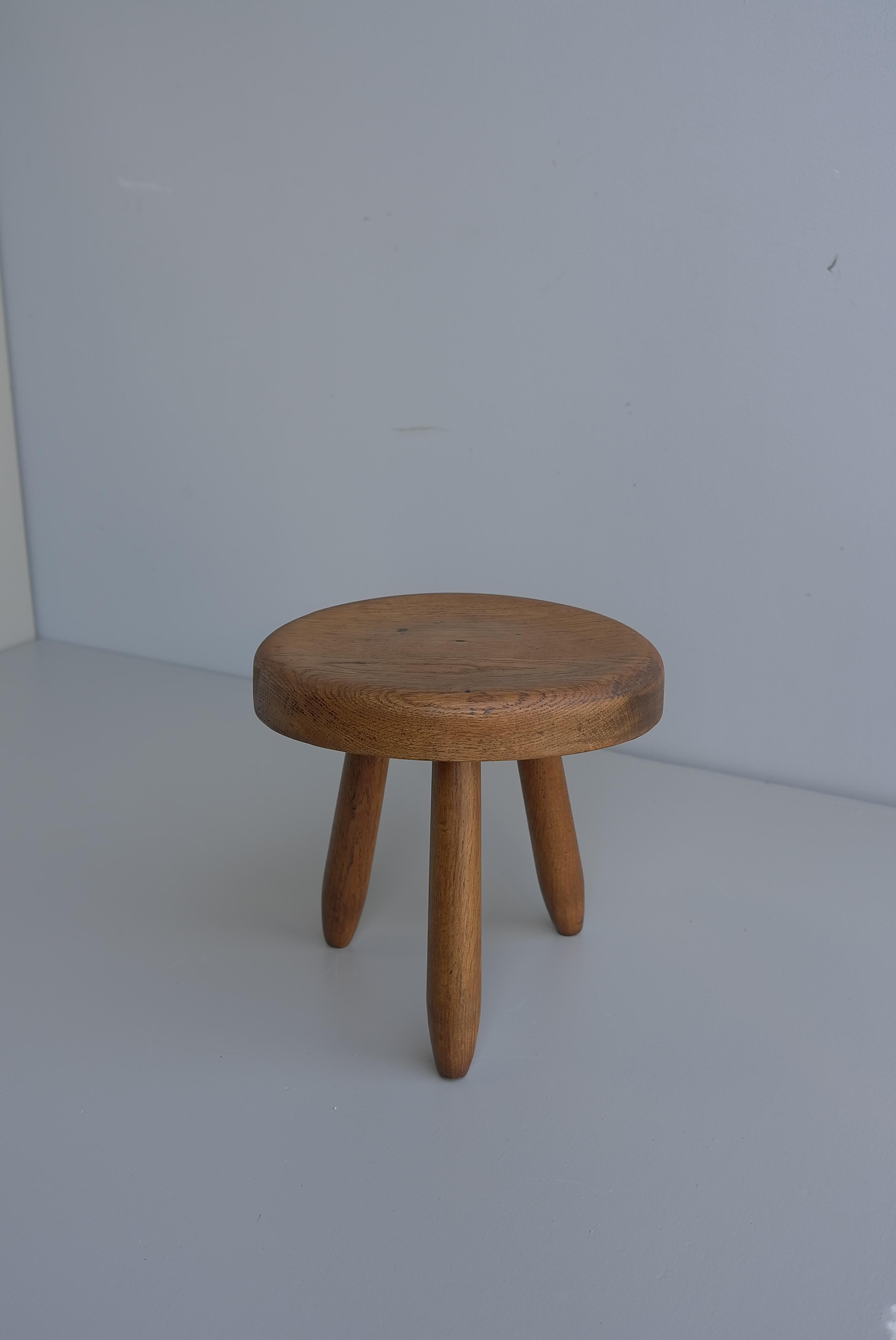 Taburete ' Berger' de roble macizo al estilo de Charlotte Perriand, Francia, años 50 en Bueno estado para la venta en Den Haag, NL