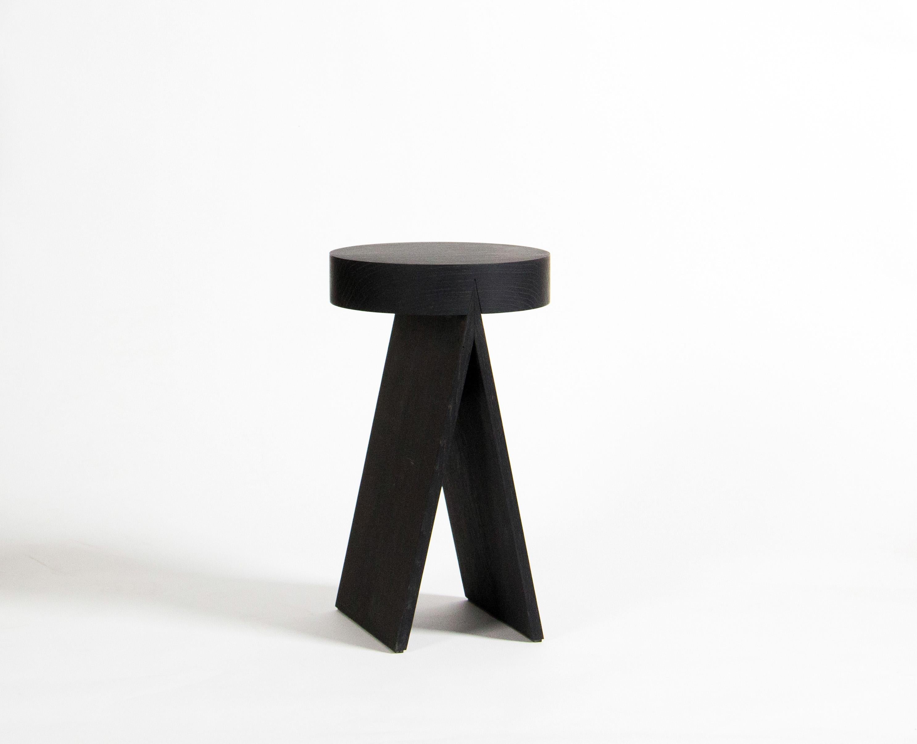 Schwarzer Bleaut-Hocker aus massiver Eiche von Tim Vranken (Eichenholz) im Angebot
