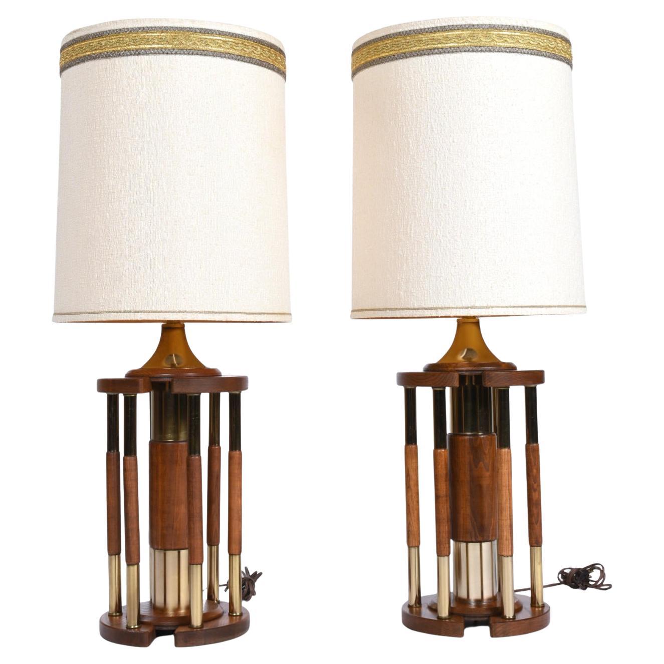 Die Schirme sind im Lieferumfang enthalten und werden als Paar verkauft. 

Vintage 1970er Jumbo-Tischlampen mit architektonischem Rotunden-Design. Die zylindrischen Lampen sind mit einer Reihe von goldfarbenen Messing- und Eichensäulen