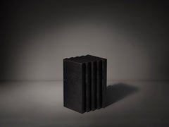 Tavolino brutalista in rovere nero massiccio Cadence