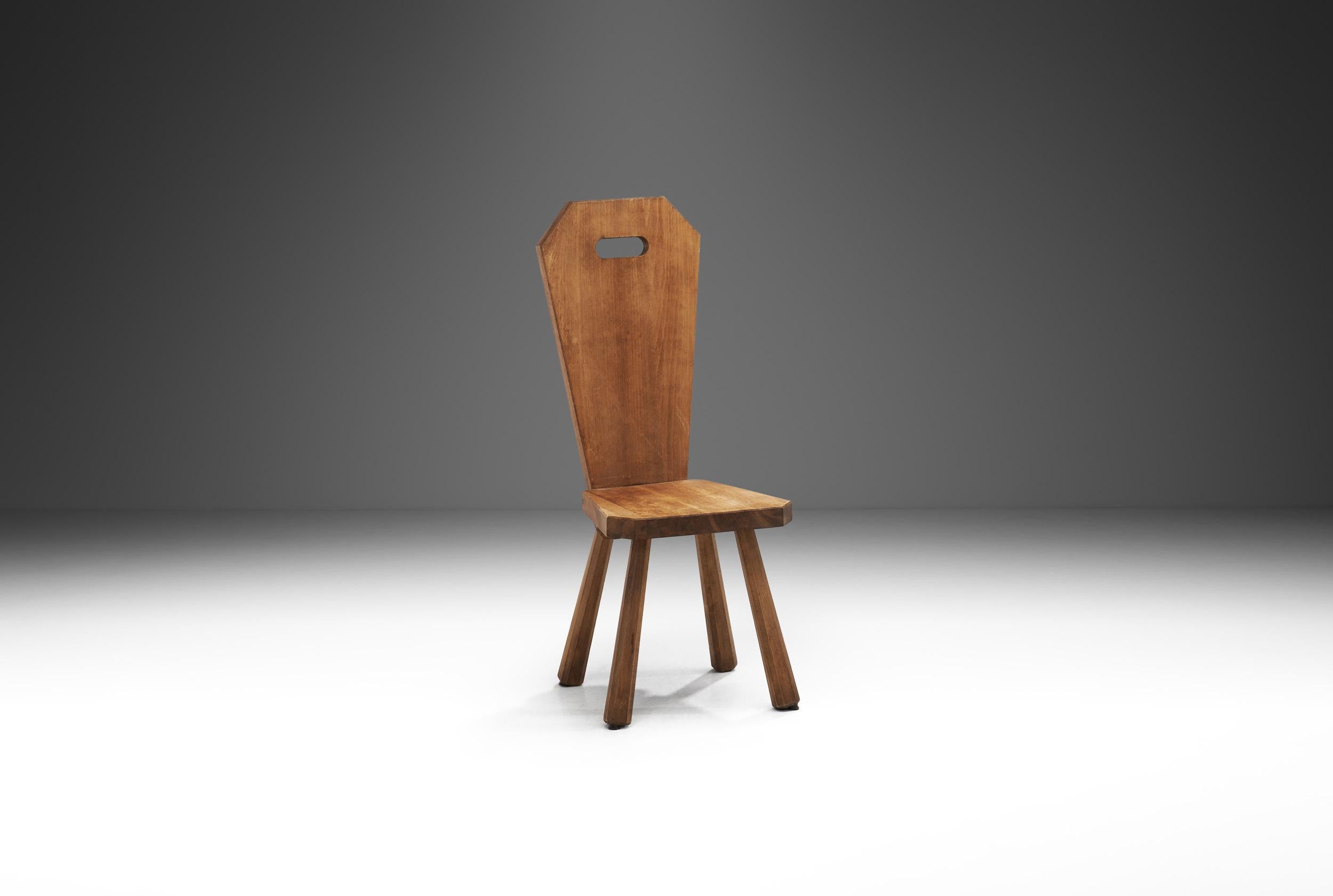 Avec une forme organique robuste et une palette de couleurs terre, cette chaise est l'incarnation du Brutalisme. Dans le domaine du mobilier et de la décoration, le mouvement brutaliste était sombre, donnant de l'importance à des formes organiques