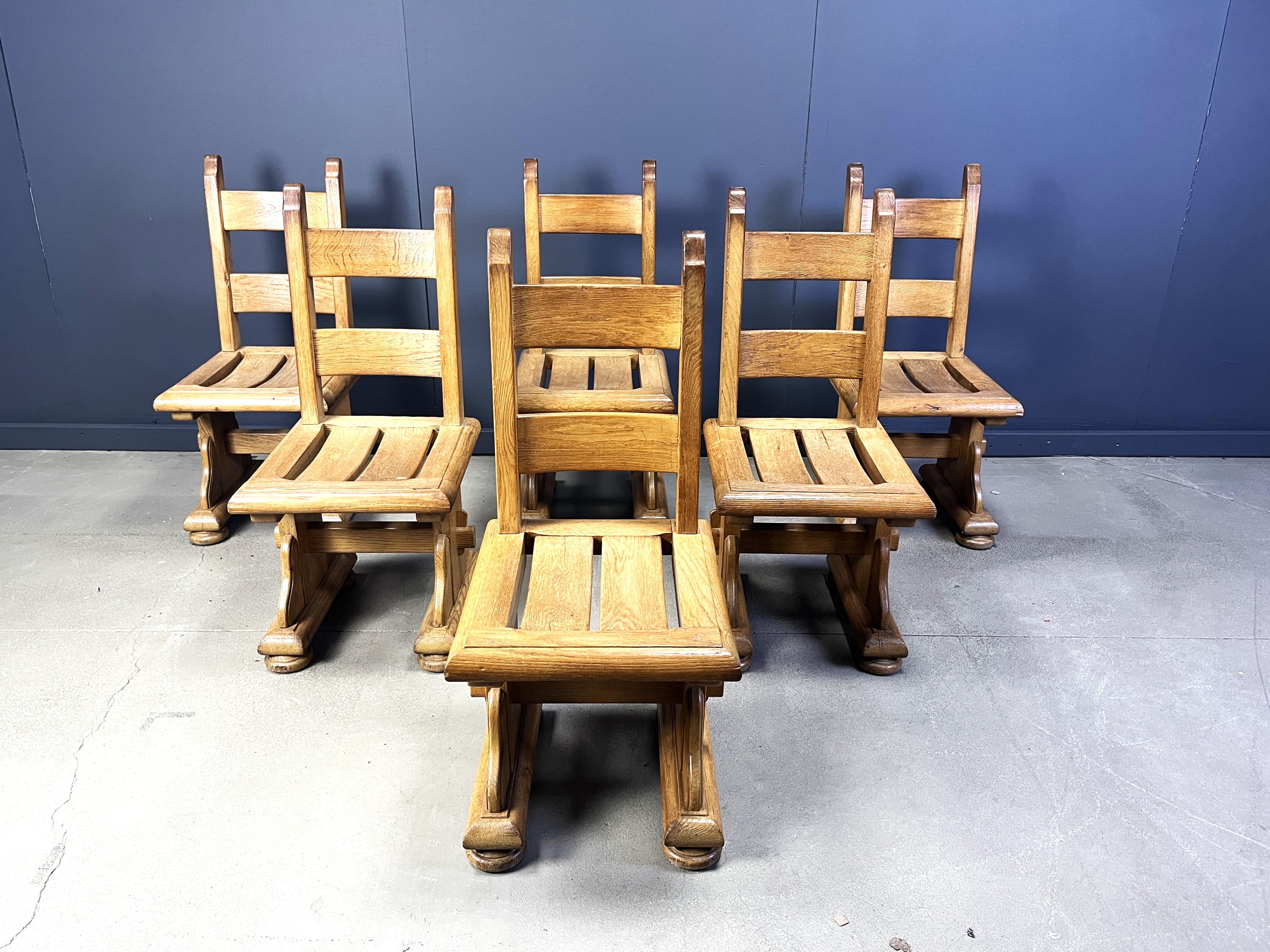 Unglaublich robuste und solide Eichenstühle, die mit dicken Holzteilen hergestellt werden.

Diese Stühle halten ein Leben lang und darüber hinaus

Rustikales, brutalistisches Design

1960er Jahre - Belgien 

Sehr guter Zustand

Abmessungen:
Höhe: