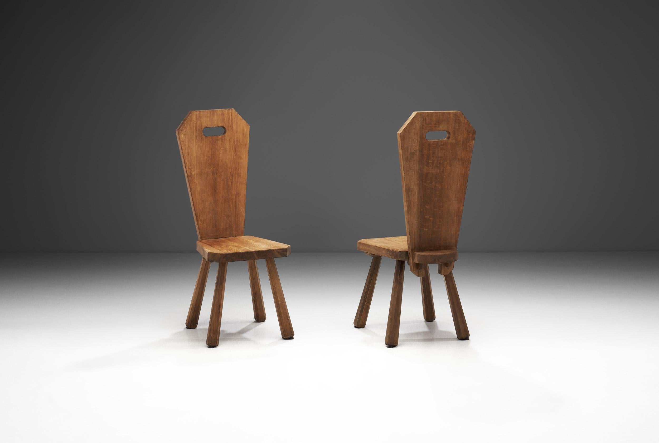 Avec une forme organique robuste et une palette de couleurs terre, cette paire de chaises est l'incarnation du Brutalisme. Dans le domaine du mobilier et de la décoration, le mouvement brutaliste était sombre, donnant de l'importance à des formes