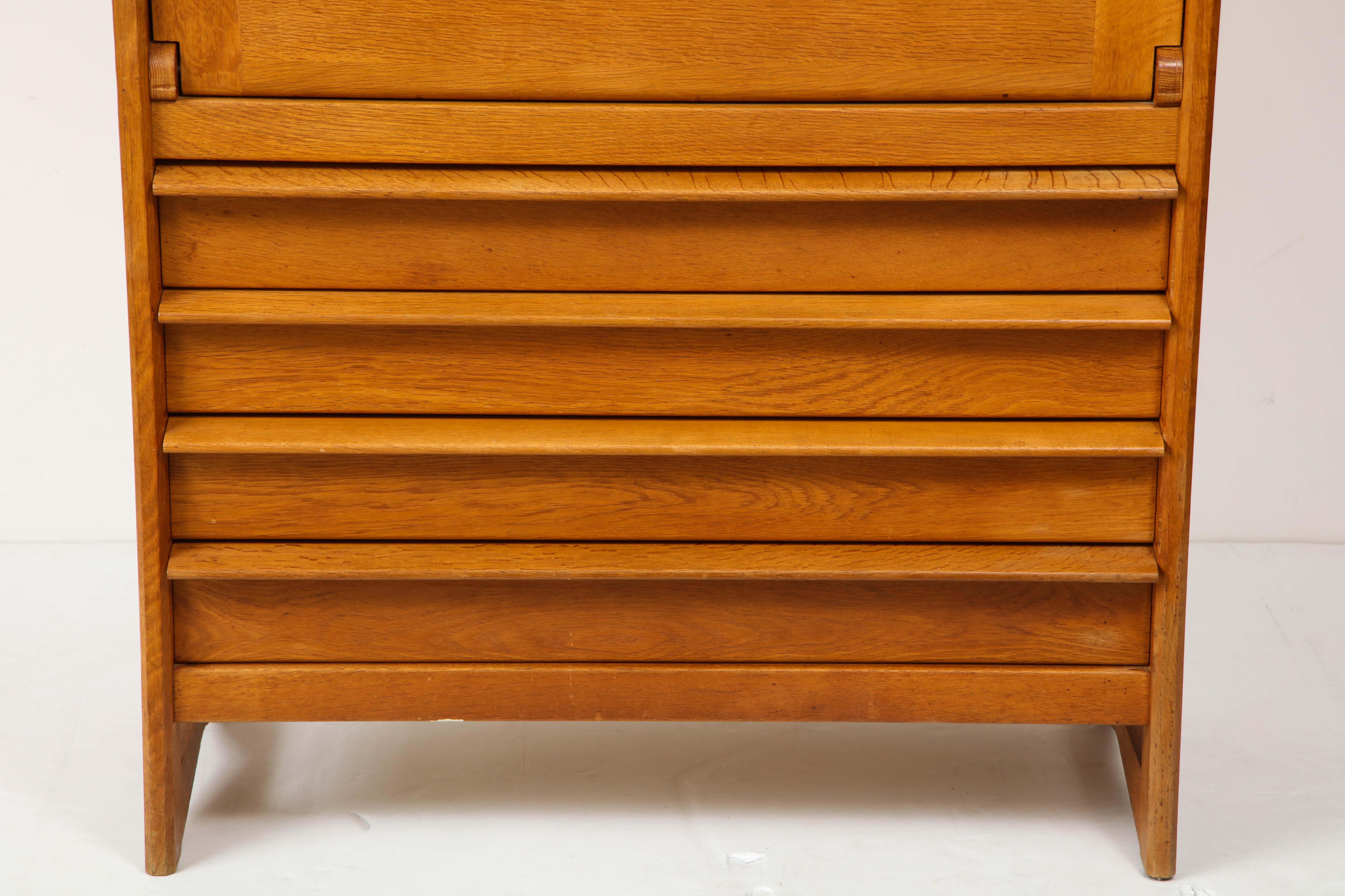 Milieu du XXe siècle Meuble de rangement et bureau en chêne massif de Guillerme et Chambron, France, années 1960 en vente