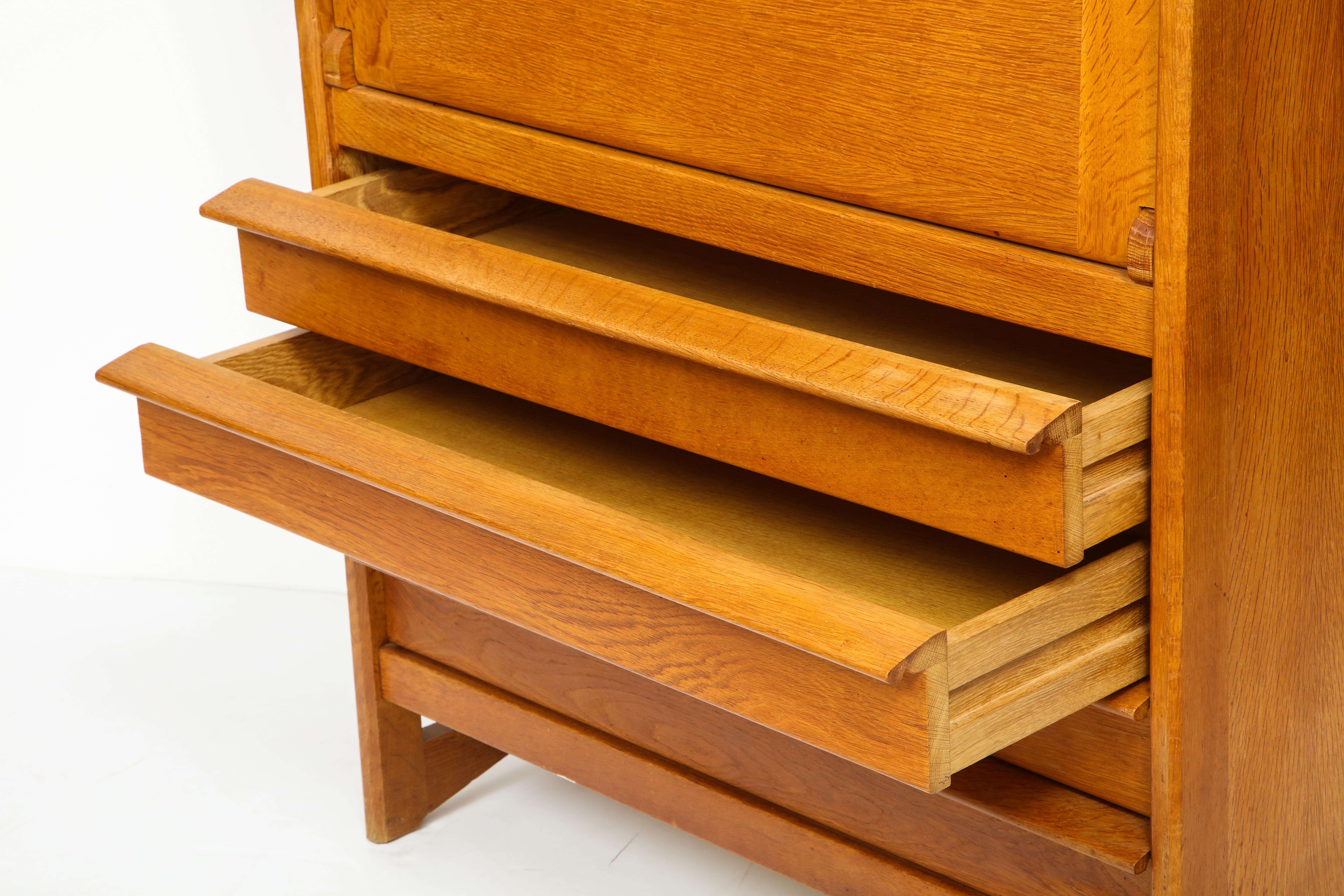 Meuble de rangement et bureau en chêne massif de Guillerme et Chambron, France, années 1960 en vente 3